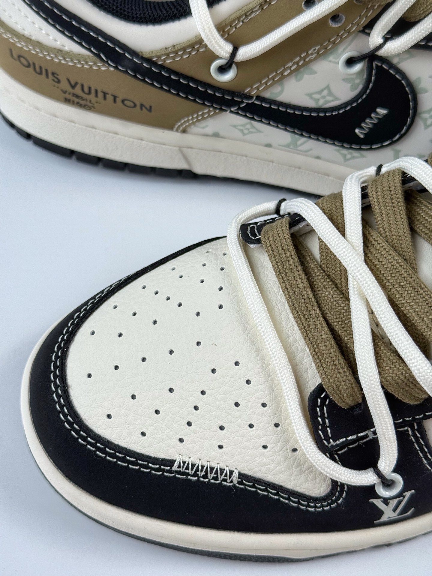 300 Nike SB Dunk Low x Louis Vuitton 黑白绿绑带 YX5066-371