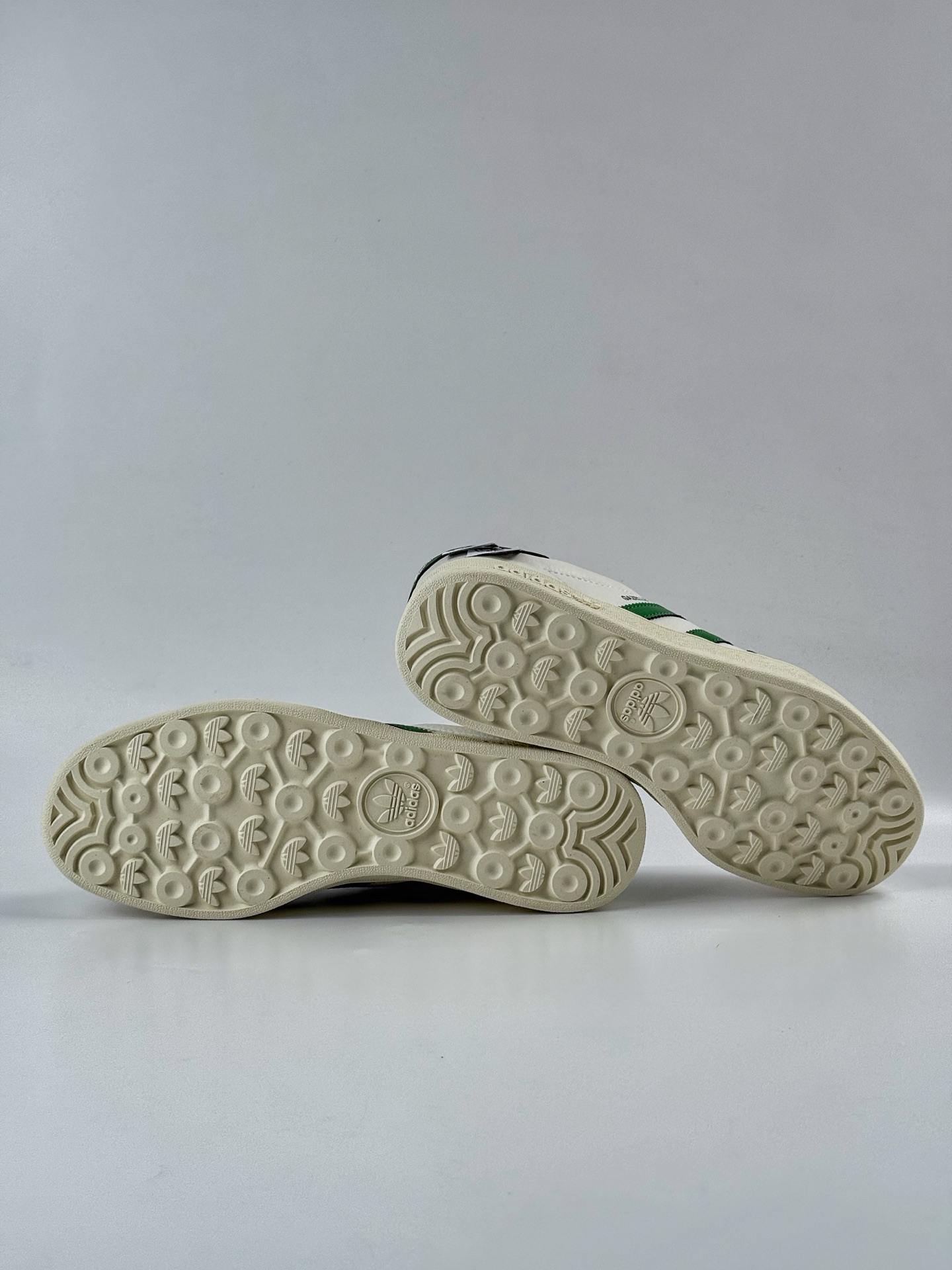 260 adidas originals Samba OG x Louis Vuitton 灰白绿满天星 桑巴舞系列复古经典轻便板鞋 XD6188-102