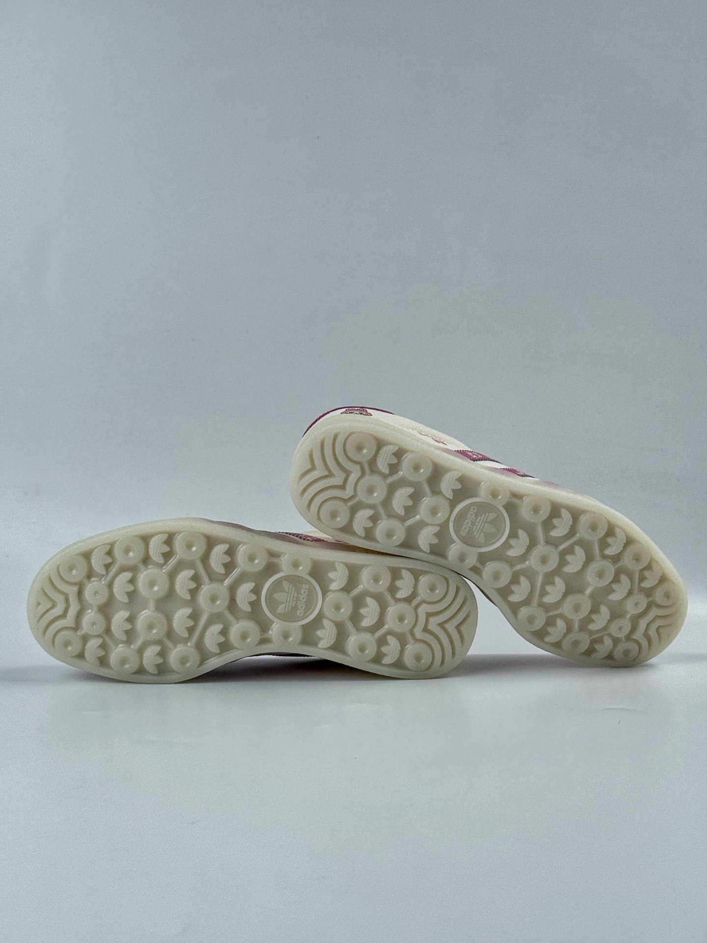 260 adidas originals Samba OG 粉白拉布布 桑巴舞系列复古经典轻便板鞋 DM1234-017