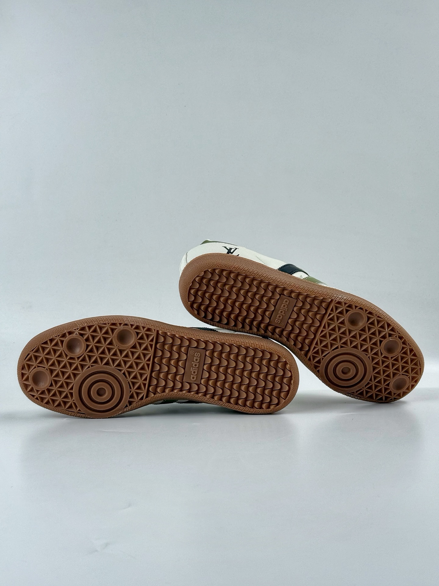 200 adidas originals Samba OG x Louis Vuitton 棕白 桑巴舞系列复古经典轻便板鞋 GJ75809-Chinese UA Cheap High Quatity Brand Clothes Bags handbags Sneakers wholesale wholesaler seller from China Factory suppliers Fashion Clothing Shoes best Quality Beautiful Price 200 adidas originals Samba OG x Louis Vuitton 棕白 桑巴舞系列复古经典轻便板鞋 GJ75809