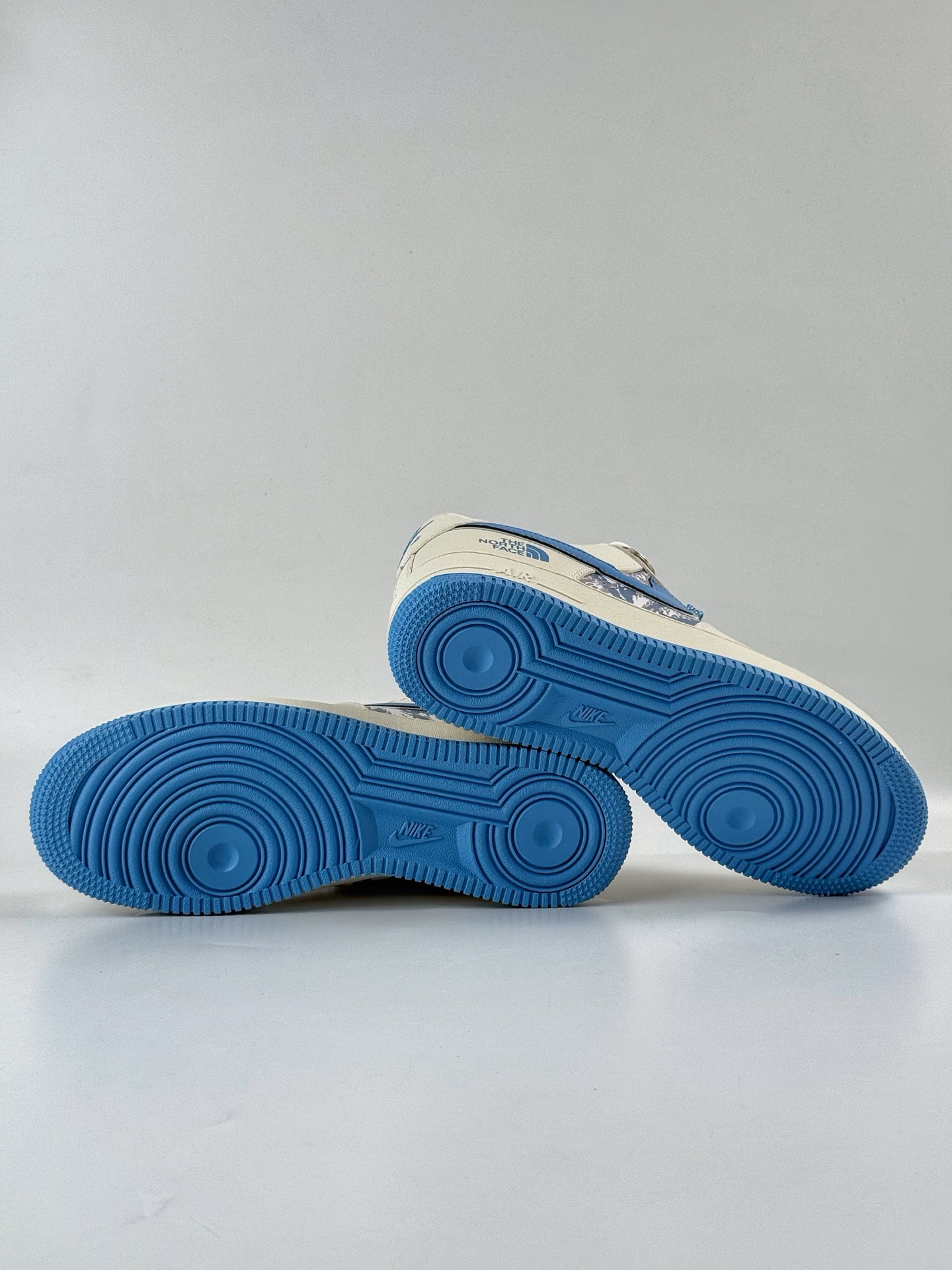 260 Nike Air Force 1 Low 07 x The North Face 米蓝小勾满天星 KJ1688-003-Chinese  UA Cheap High Quatity Brand  Clothes Bags handbags Sneakers wholesale wholesaler seller from China Factory suppliers Fashion Clothing  Shoes best Quality Beautiful Price  260 Nike Air Force 1 Low 07 x The North Face 米蓝小勾满天星 KJ1688-003