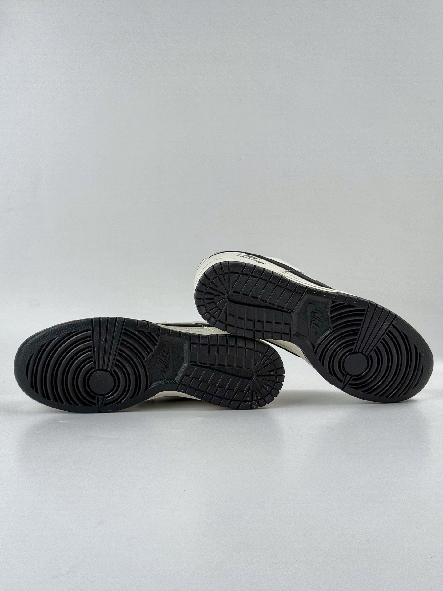 Nike SB Dunk Low x Balenciaga 白黑小钩 FX1588-311