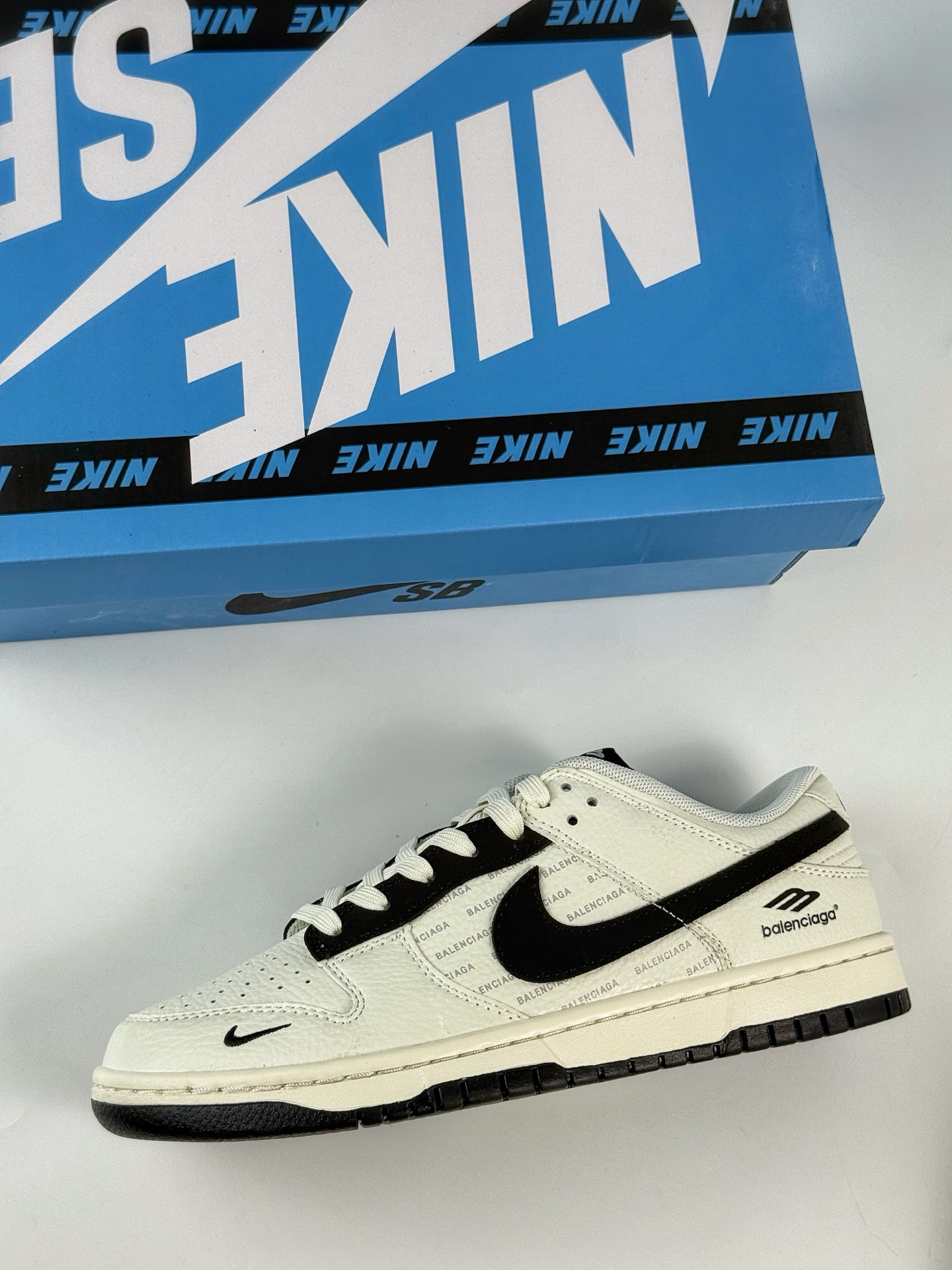 Nike SB Dunk Low x Balenciaga 白黑小钩 FX1588-311