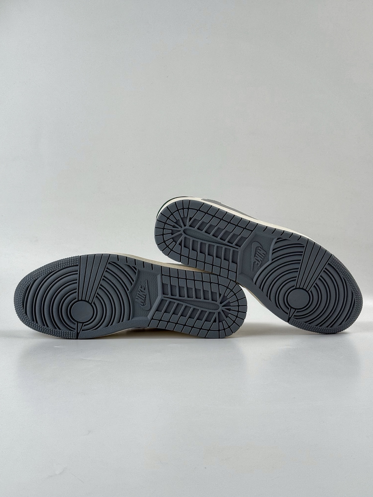 280 Travis Scott x Nike Air Jordan 1 Low x Louis Vuitton Air Jordan 1 Low 反转灰白倒钩 XS7089-615-Chinese UA Cheap High Quatity Brand Clothes Bags handbags Sneakers wholesale wholesaler seller from China Factory suppliers Fashion Clothing Shoes best Quality Beautiful Price 280 Travis Scott x Nike Air Jordan 1 Low x Louis Vuitton Air Jordan 1 Low 反转灰白倒钩 XS7089-615