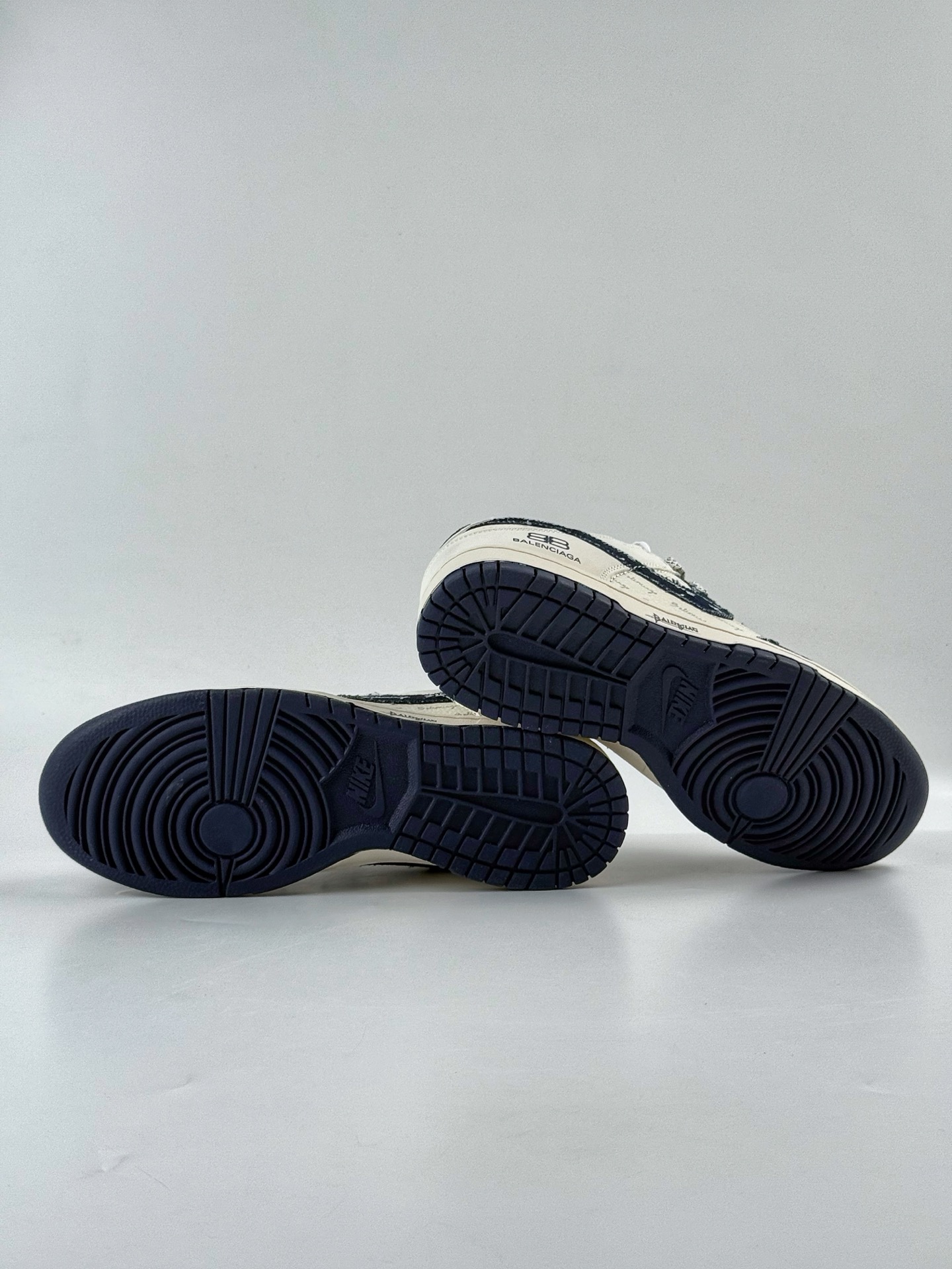 260 Nike SB Dunk Low x Balenciaga 黑白小勾满天星 XD1588-231-Chinese UA Cheap High Quatity Brand Clothes Bags handbags Sneakers wholesale wholesaler seller from China Factory suppliers Fashion Clothing Shoes best Quality Beautiful Price 260 Nike SB Dunk Low x Balenciaga 黑白小勾满天星 XD1588-231