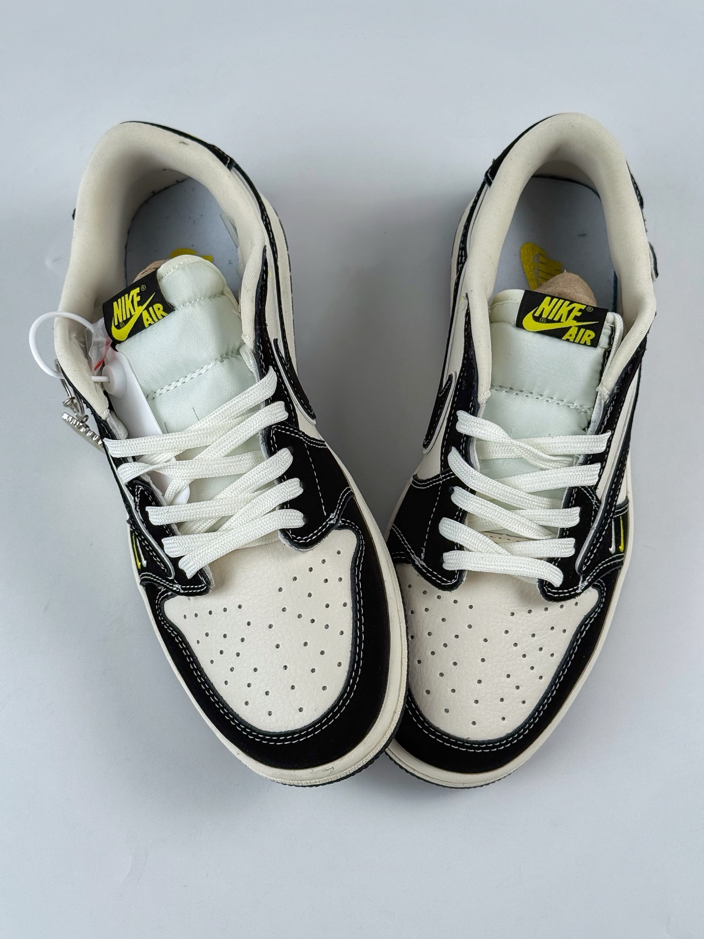 Travis Scott x Nike Air Jordan 1 Low Air Jordan 1 Low 反转黑白双小勾倒钩 XS2024-072-莆田鞋,莆田鞋货源,高仿鞋,高仿鞋货源,安福档口,莆田高仿鞋,莆田鞋批发,高仿鞋批发,莆田高仿运动鞋,高仿运动鞋,莆田运动鞋 Travis Scott x Nike Air Jordan 1 Low Air Jordan 1 Low 反转黑白双小勾倒钩 XS2024-072