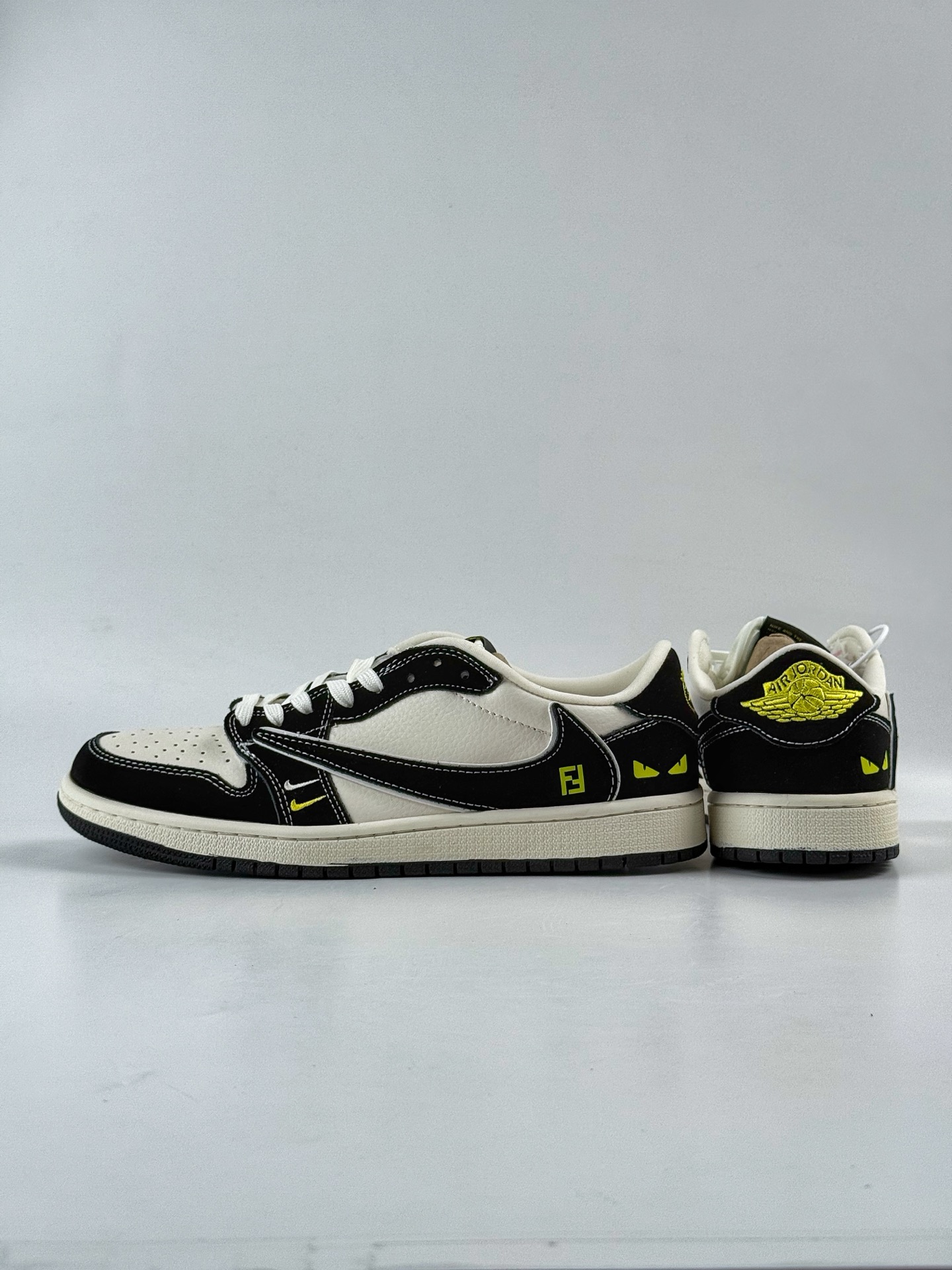 Travis Scott x Nike Air Jordan 1 Low Air Jordan 1 Low 反转黑白双小勾倒钩 XS2024-072-莆田鞋,莆田鞋货源,高仿鞋,高仿鞋货源,安福档口,莆田高仿鞋,莆田鞋批发,高仿鞋批发,莆田高仿运动鞋,高仿运动鞋,莆田运动鞋 Travis Scott x Nike Air Jordan 1 Low Air Jordan 1 Low 反转黑白双小勾倒钩 XS2024-072