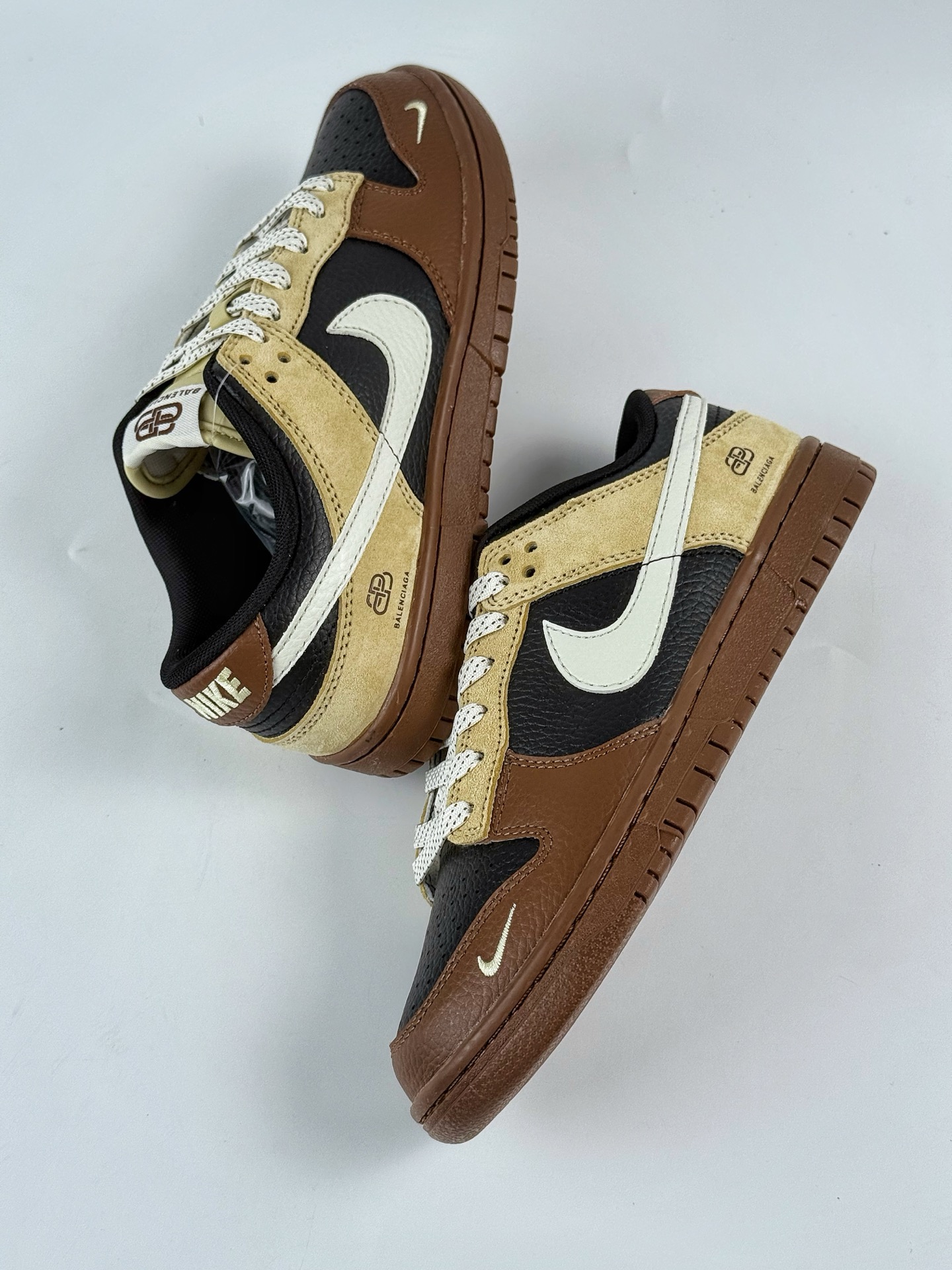 Nike SB Dunk Low x Balenciaga 棕黑小勾满天星 FX1588-313-莆田鞋,莆田鞋货源,高仿鞋,高仿鞋货源,安福档口,莆田高仿鞋,莆田鞋批发,高仿鞋批发,莆田高仿运动鞋,高仿运动鞋,莆田运动鞋 Nike SB Dunk Low x Balenciaga 棕黑小勾满天星 FX1588-313