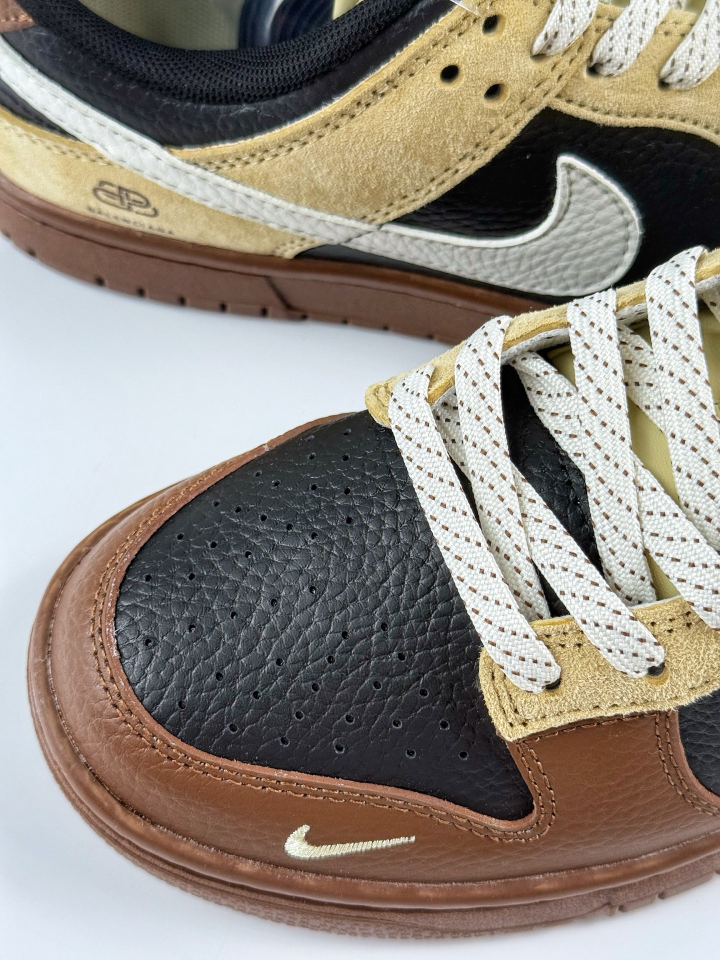 Nike SB Dunk Low x Balenciaga 棕黑小勾满天星 FX1588-313-莆田鞋,莆田鞋货源,高仿鞋,高仿鞋货源,安福档口,莆田高仿鞋,莆田鞋批发,高仿鞋批发,莆田高仿运动鞋,高仿运动鞋,莆田运动鞋 Nike SB Dunk Low x Balenciaga 棕黑小勾满天星 FX1588-313