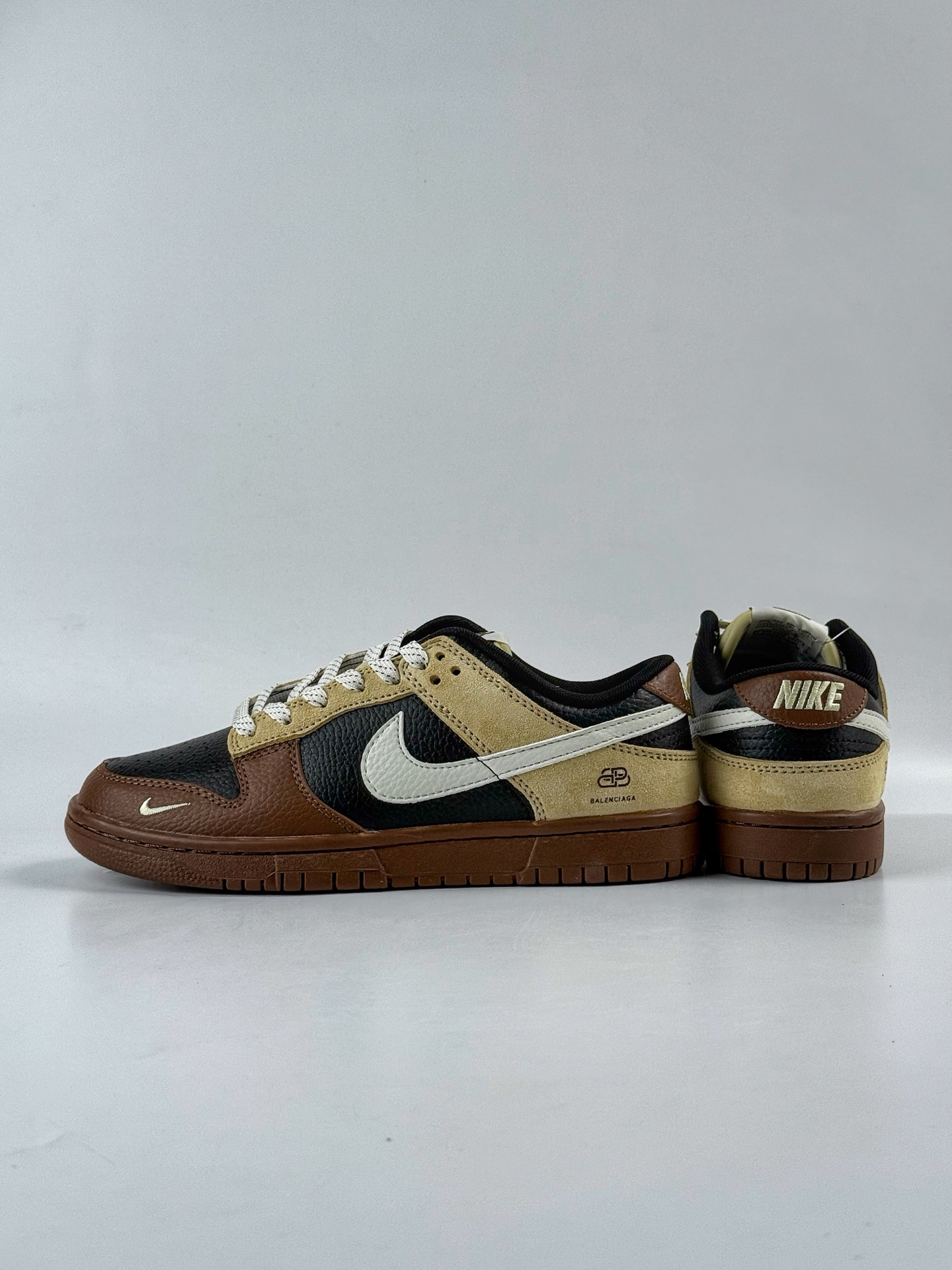 Nike SB Dunk Low x Balenciaga 棕黑小勾满天星 FX1588-313-莆田鞋,莆田鞋货源,高仿鞋,高仿鞋货源,安福档口,莆田高仿鞋,莆田鞋批发,高仿鞋批发,莆田高仿运动鞋,高仿运动鞋,莆田运动鞋 Nike SB Dunk Low x Balenciaga 棕黑小勾满天星 FX1588-313