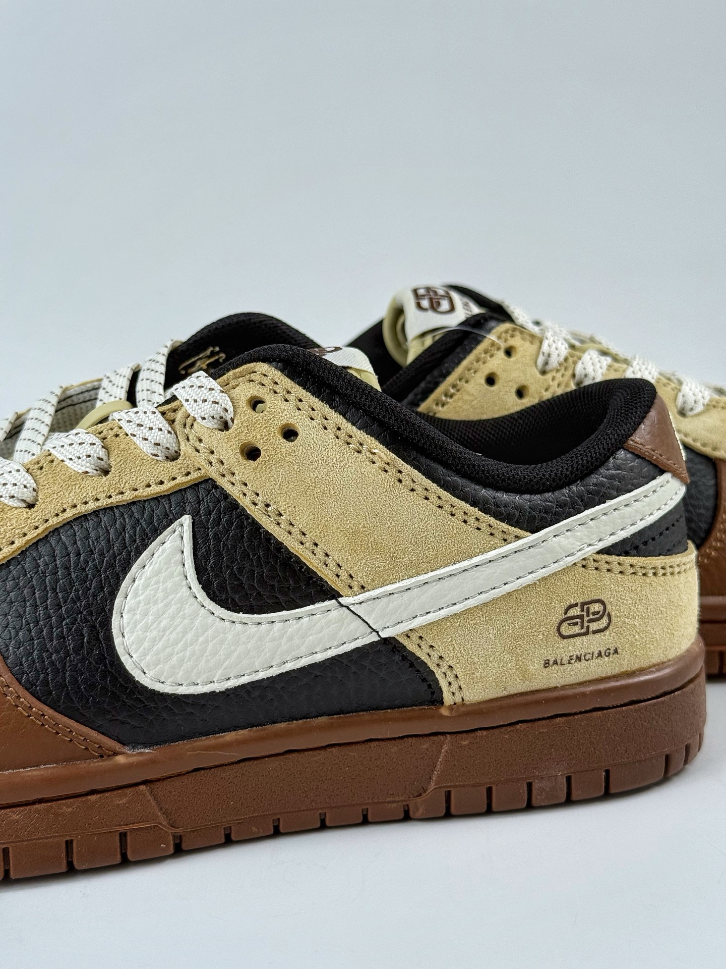 Nike SB Dunk Low x Balenciaga 棕黑小勾满天星 FX1588-313-莆田鞋,莆田鞋货源,高仿鞋,高仿鞋货源,安福档口,莆田高仿鞋,莆田鞋批发,高仿鞋批发,莆田高仿运动鞋,高仿运动鞋,莆田运动鞋 Nike SB Dunk Low x Balenciaga 棕黑小勾满天星 FX1588-313