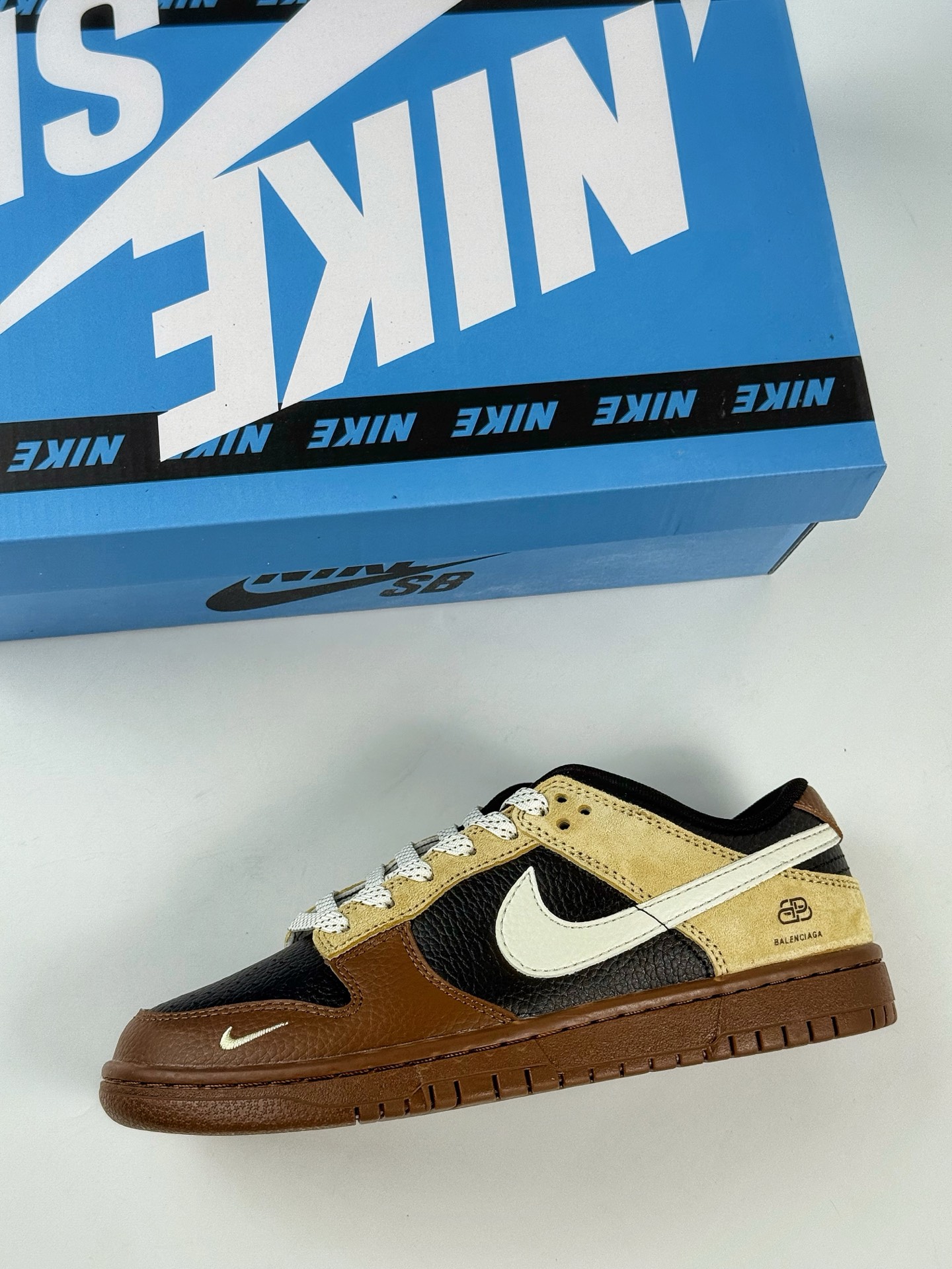 Nike SB Dunk Low x Balenciaga 棕黑小勾满天星 FX1588-313-莆田鞋,莆田鞋货源,高仿鞋,高仿鞋货源,安福档口,莆田高仿鞋,莆田鞋批发,高仿鞋批发,莆田高仿运动鞋,高仿运动鞋,莆田运动鞋 Nike SB Dunk Low x Balenciaga 棕黑小勾满天星 FX1588-313