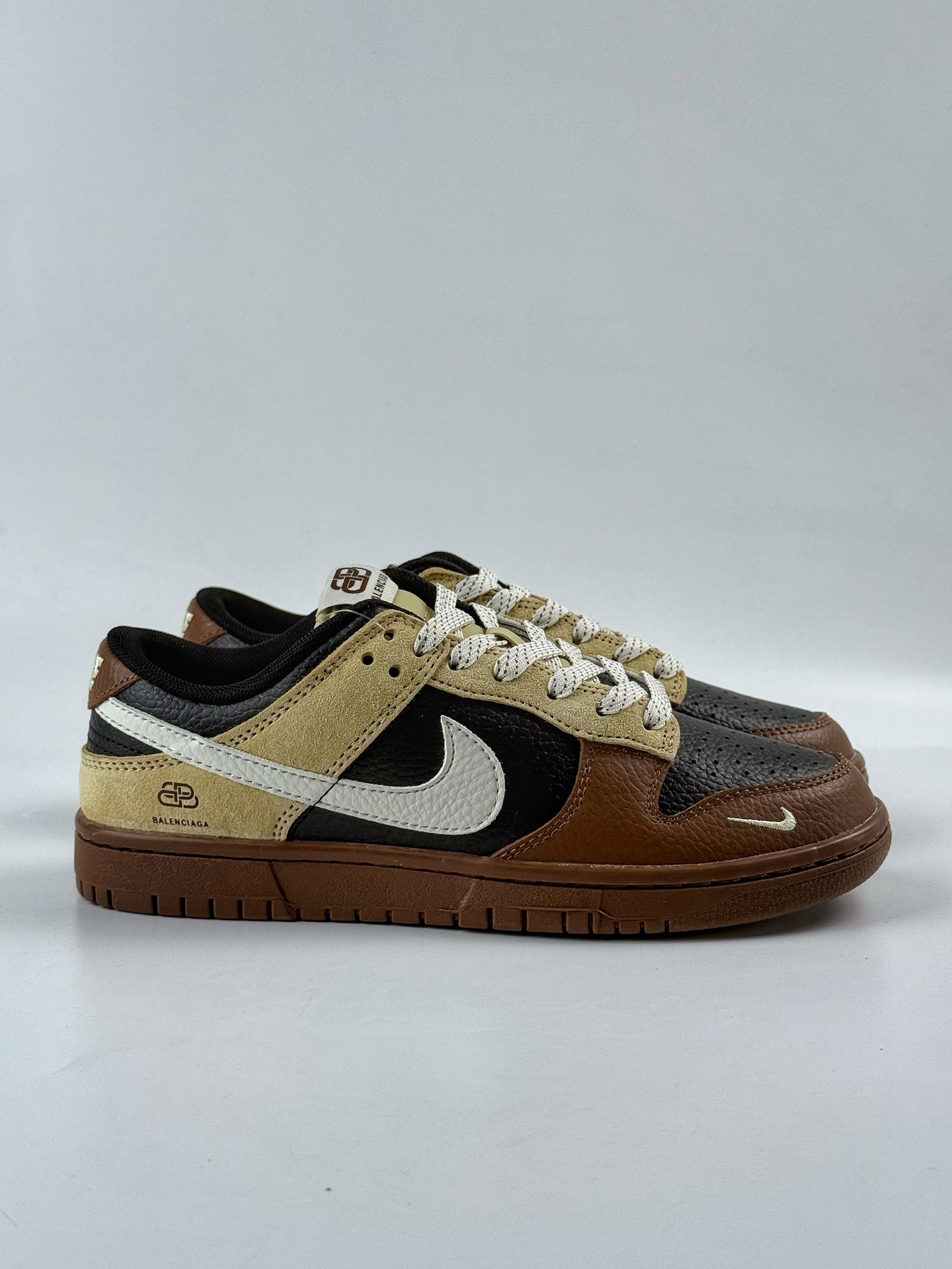 Nike SB Dunk Low x Balenciaga 棕黑小勾满天星 FX1588-313-莆田鞋,莆田鞋货源,高仿鞋,高仿鞋货源,安福档口,莆田高仿鞋,莆田鞋批发,高仿鞋批发,莆田高仿运动鞋,高仿运动鞋,莆田运动鞋 Nike SB Dunk Low x Balenciaga 棕黑小勾满天星 FX1588-313