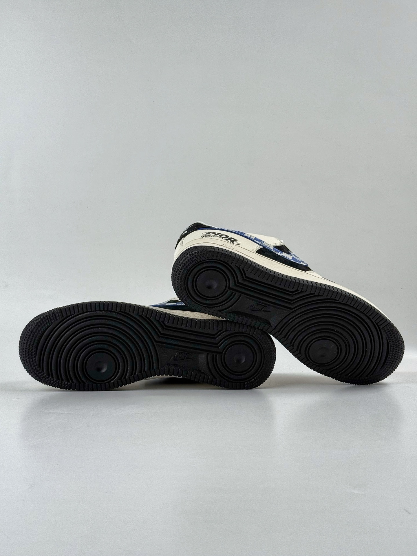 260 Nike Air Force 1 Low 07 x DIOR 白黑蓝小勾满天星 HS8068-044-Chinese UA Cheap High Quatity Brand Clothes Bags handbags Sneakers wholesale wholesaler seller from China Factory suppliers Fashion Clothing Shoes best Quality Beautiful Price 260 Nike Air Force 1 Low 07 x DIOR 白黑蓝小勾满天星 HS8068-044