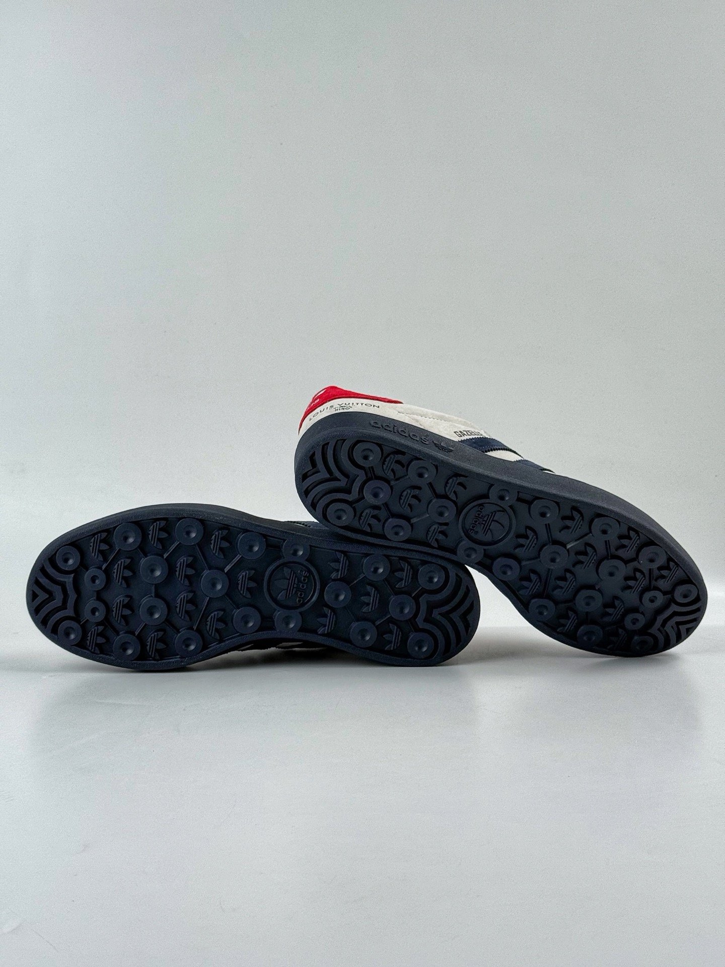 200 Adidas三叶草SAMBA OG x Louis Vuitton 白蓝 休闲板鞋 SC9207-725-Chinese UA Cheap High Quatity Brand Clothes Bags handbags Sneakers wholesale wholesaler seller from China Factory suppliers Fashion Clothing Shoes best Quality Beautiful Price 200 Adidas三叶草SAMBA OG x Louis Vuitton 白蓝 休闲板鞋 SC9207-725