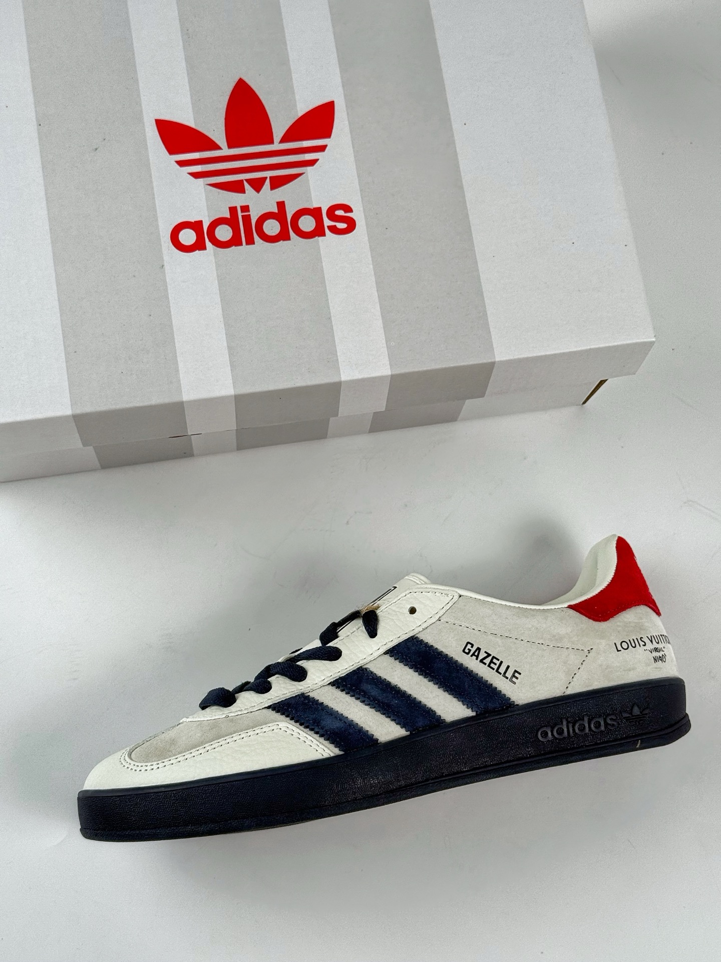 200 Adidas三叶草SAMBA OG x Louis Vuitton 白蓝 休闲板鞋 SC9207-725-Chinese UA Cheap High Quatity Brand Clothes Bags handbags Sneakers wholesale wholesaler seller from China Factory suppliers Fashion Clothing Shoes best Quality Beautiful Price 200 Adidas三叶草SAMBA OG x Louis Vuitton 白蓝 休闲板鞋 SC9207-725