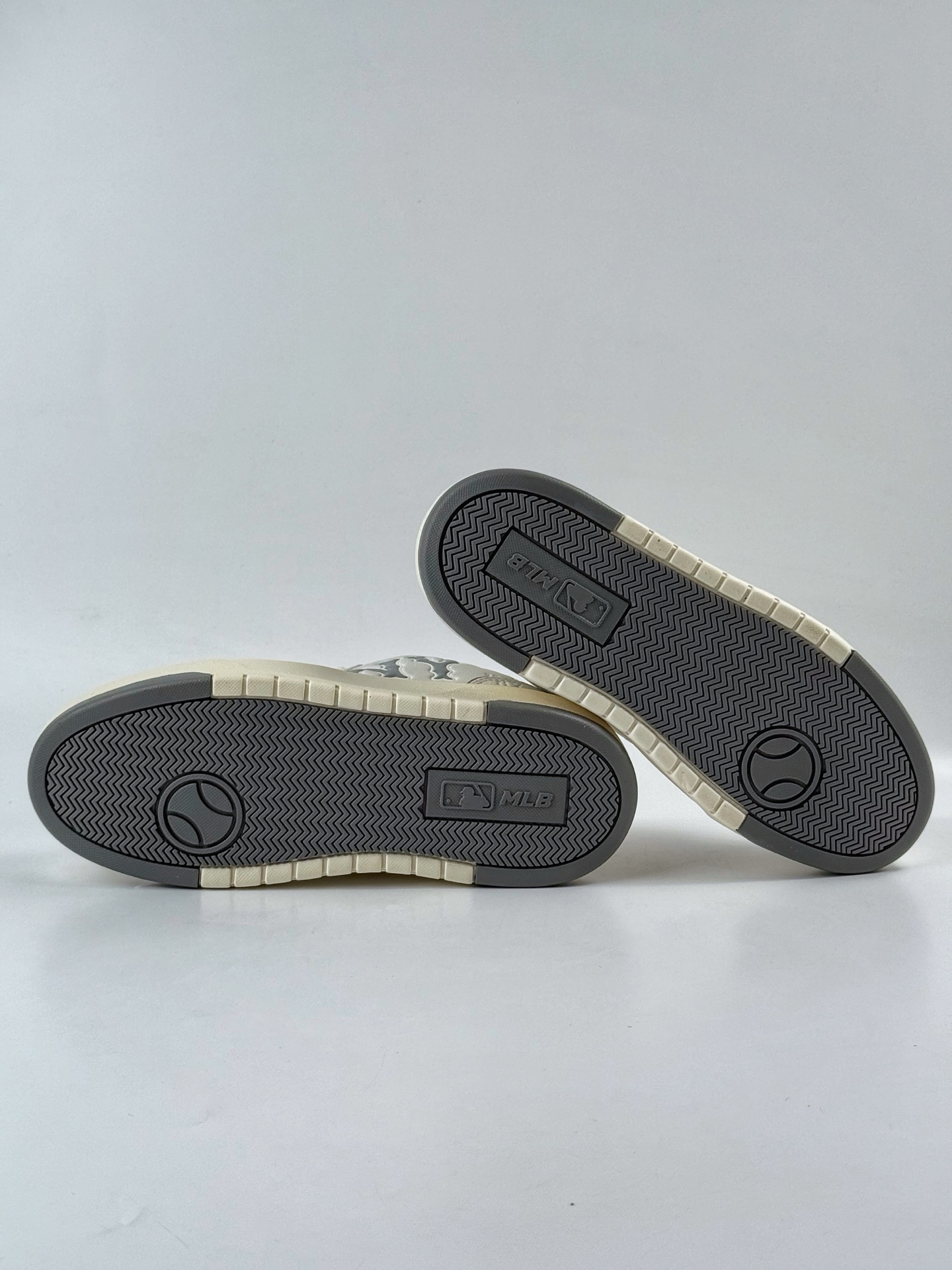 170 NY美国榄球洋基队 x MLB Chunky Runner Basic 厚底老爹厚底休闲运动慢跑鞋 3ASXE035N-Chinese UA Cheap High Quatity Brand Clothes Bags handbags Sneakers wholesale wholesaler seller from China Factory suppliers Fashion Clothing Shoes best Quality Beautiful Price 170 NY美国榄球洋基队 x MLB Chunky Runner Basic 厚底老爹厚底休闲运动慢跑鞋 3ASXE035N