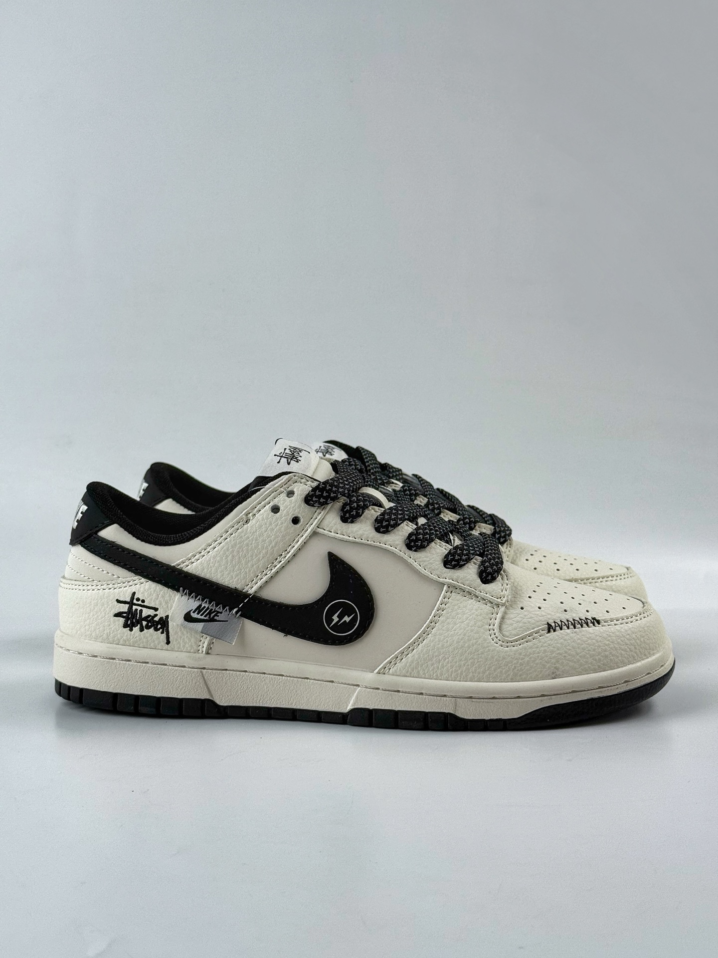 280 Nike Air Force 1 Low 07 x Stussy 白黑闪电满天星 QW5836-018-Chinese UA Cheap High Quatity Brand Clothes Bags handbags Sneakers wholesale wholesaler seller from China Factory suppliers Fashion Clothing Shoes best Quality Beautiful Price 280 Nike Air Force 1 Low 07 x Stussy 白黑闪电满天星 QW5836-018