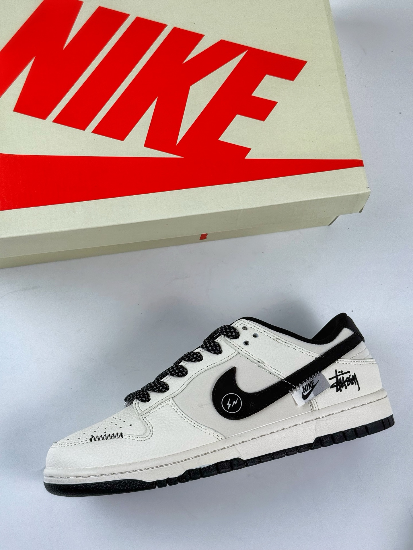 280 Nike Air Force 1 Low 07 x Stussy 白黑闪电满天星 QW5836-018-Chinese UA Cheap High Quatity Brand Clothes Bags handbags Sneakers wholesale wholesaler seller from China Factory suppliers Fashion Clothing Shoes best Quality Beautiful Price 280 Nike Air Force 1 Low 07 x Stussy 白黑闪电满天星 QW5836-018
