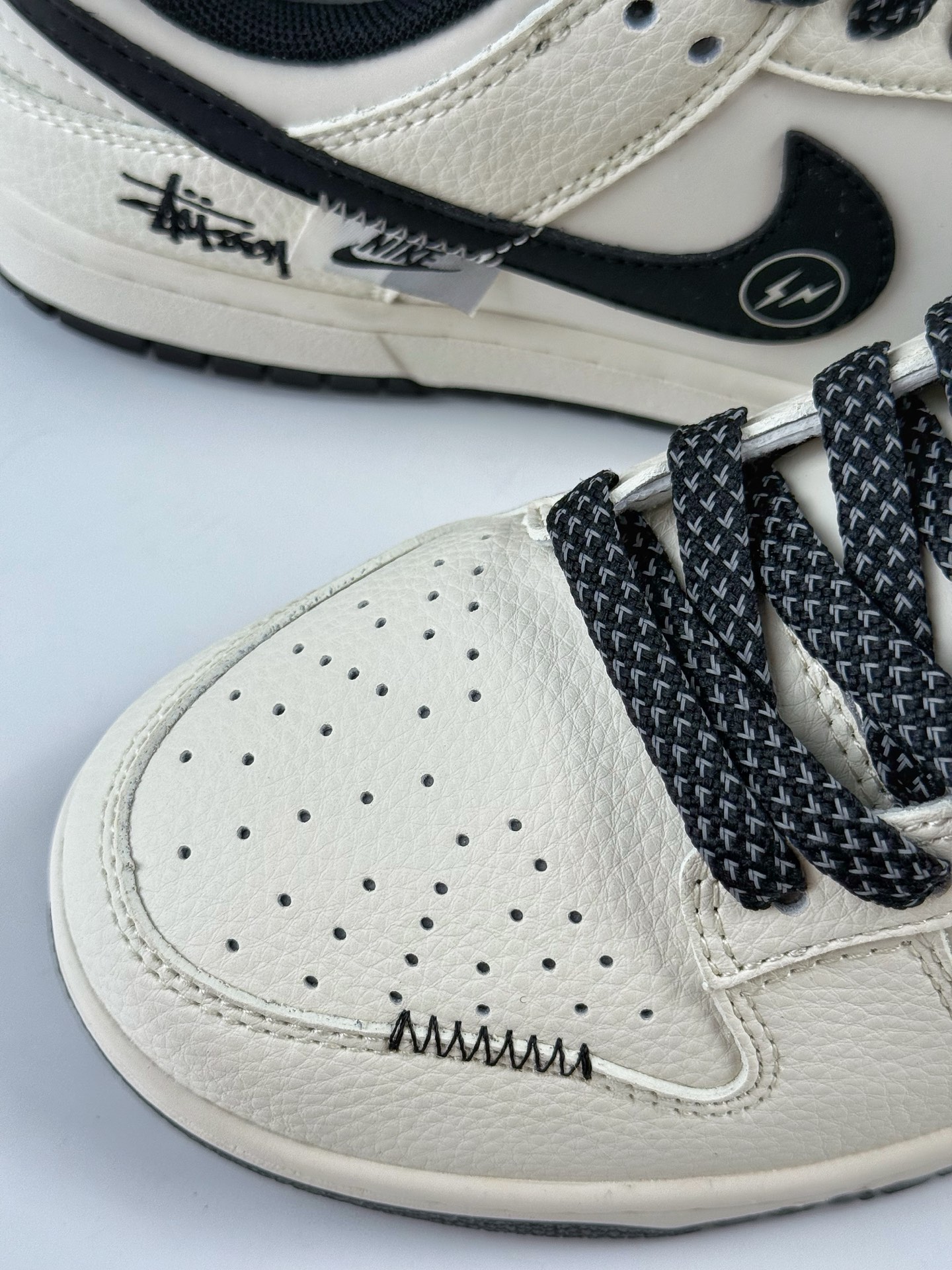 280 Nike Air Force 1 Low 07 x Stussy 白黑闪电满天星 QW5836-018-Chinese UA Cheap High Quatity Brand Clothes Bags handbags Sneakers wholesale wholesaler seller from China Factory suppliers Fashion Clothing Shoes best Quality Beautiful Price 280 Nike Air Force 1 Low 07 x Stussy 白黑闪电满天星 QW5836-018