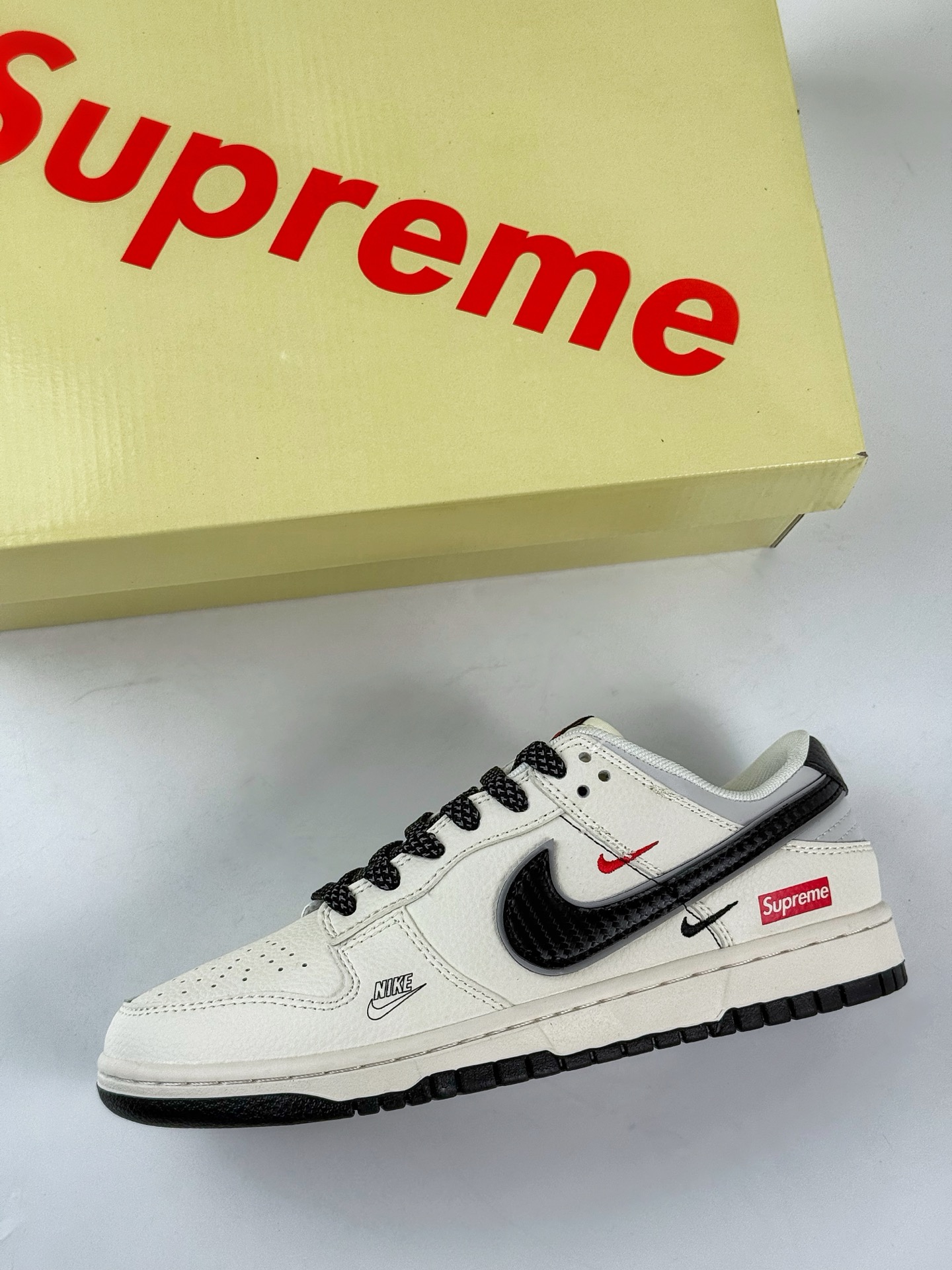 280 Nike SB Dunk Low x Superme 白黑三小勾满天星 JP1628-008-Chinese UA Cheap High Quatity Brand Clothes Bags handbags Sneakers wholesale wholesaler seller from China Factory suppliers Fashion Clothing Shoes best Quality Beautiful Price 280 Nike SB Dunk Low x Superme 白黑三小勾满天星 JP1628-008