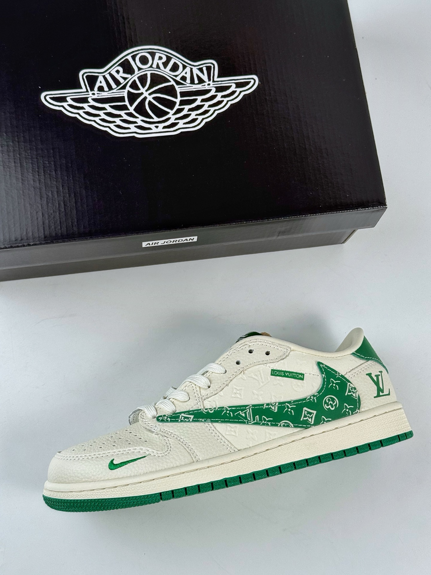 280 Travis Scott x Nike Air Jordan 1 Low x Louis Vuitton Air Jordan 1 Low 反转白绿满印倒钩 XS2025-064-Chinese UA Cheap High Quatity Brand Clothes Bags handbags Sneakers wholesale wholesaler seller from China Factory suppliers Fashion Clothing Shoes best Quality Beautiful Price 280 Travis Scott x Nike Air Jordan 1 Low x Louis Vuitton Air Jordan 1 Low 反转白绿满印倒钩 XS2025-064