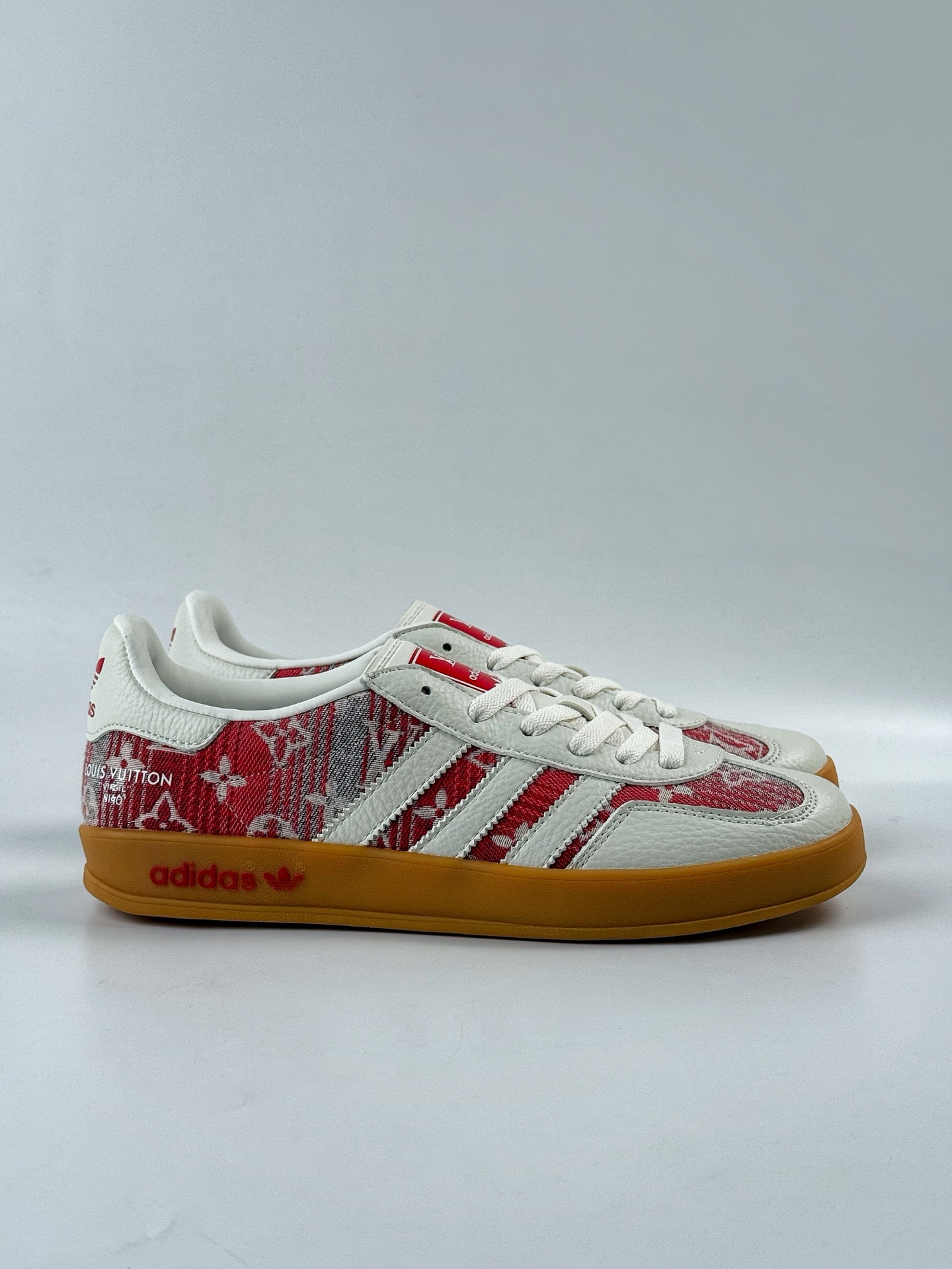Adidas三叶草SAMBA OG x Louis Vuitton 白红 休闲板鞋 SC9207-734-莆田鞋,莆田鞋货源,高仿鞋,高仿鞋货源,安福档口,莆田高仿鞋,莆田鞋批发,高仿鞋批发,莆田高仿运动鞋,高仿运动鞋,莆田运动鞋 Adidas三叶草SAMBA OG x Louis Vuitton 白红 休闲板鞋 SC9207-734