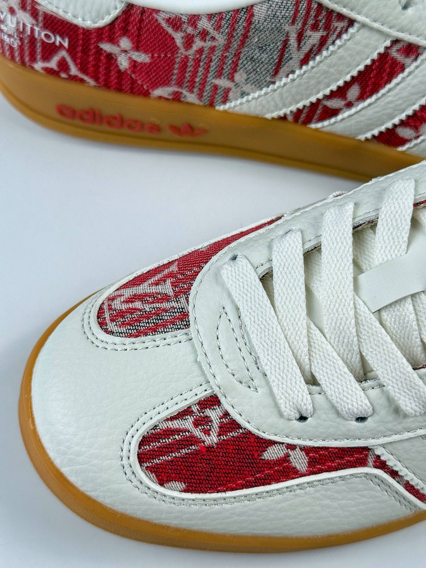 Adidas三叶草SAMBA OG x Louis Vuitton 白红 休闲板鞋 SC9207-734-莆田鞋,莆田鞋货源,高仿鞋,高仿鞋货源,安福档口,莆田高仿鞋,莆田鞋批发,高仿鞋批发,莆田高仿运动鞋,高仿运动鞋,莆田运动鞋 Adidas三叶草SAMBA OG x Louis Vuitton 白红 休闲板鞋 SC9207-734
