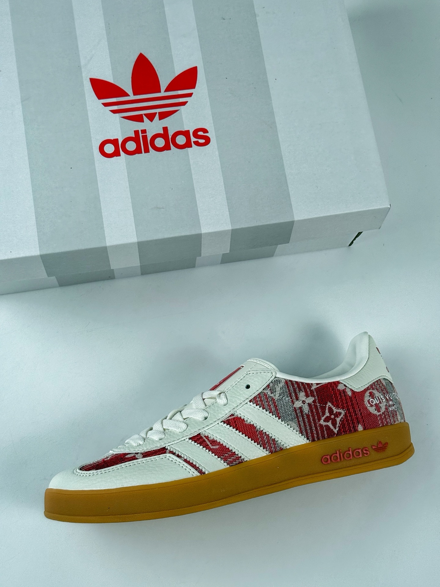 Adidas三叶草SAMBA OG x Louis Vuitton 白红 休闲板鞋 SC9207-734-莆田鞋,莆田鞋货源,高仿鞋,高仿鞋货源,安福档口,莆田高仿鞋,莆田鞋批发,高仿鞋批发,莆田高仿运动鞋,高仿运动鞋,莆田运动鞋 Adidas三叶草SAMBA OG x Louis Vuitton 白红 休闲板鞋 SC9207-734