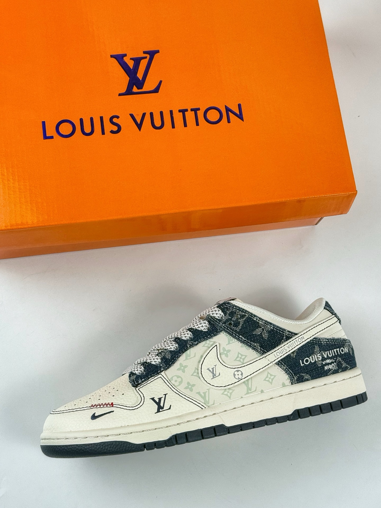 Nike SB Dunk Low x Louis Vuitton 白蓝牛仔小勾满天星 YX5066-375