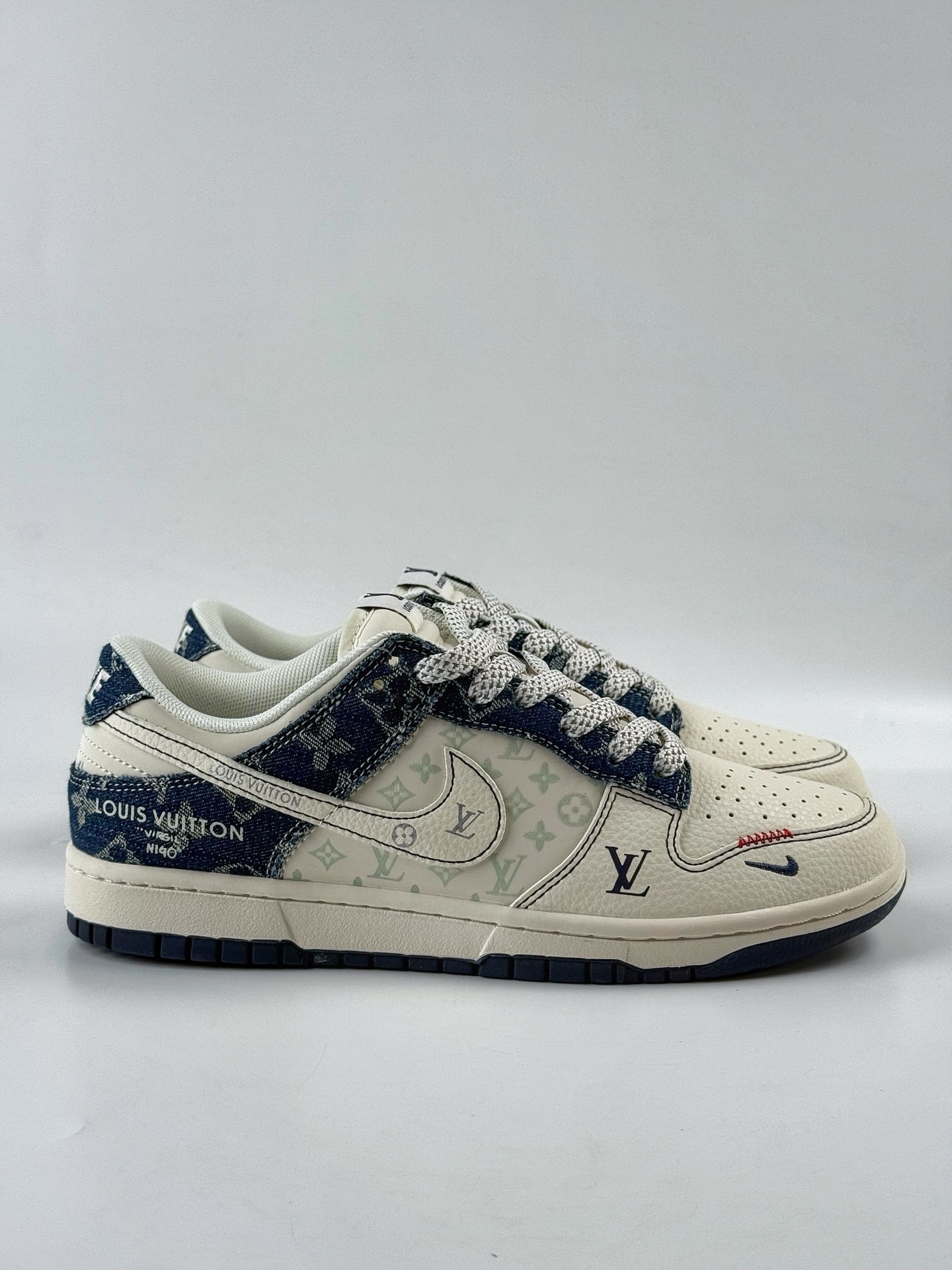 Nike SB Dunk Low x Louis Vuitton 白蓝牛仔小勾满天星 YX5066-375