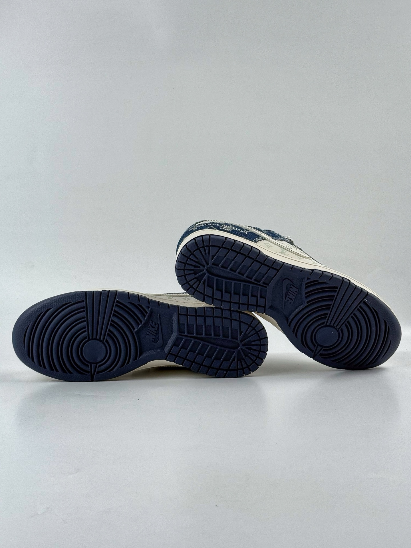 Nike SB Dunk Low x Louis Vuitton 白蓝牛仔小勾满天星 YX5066-375