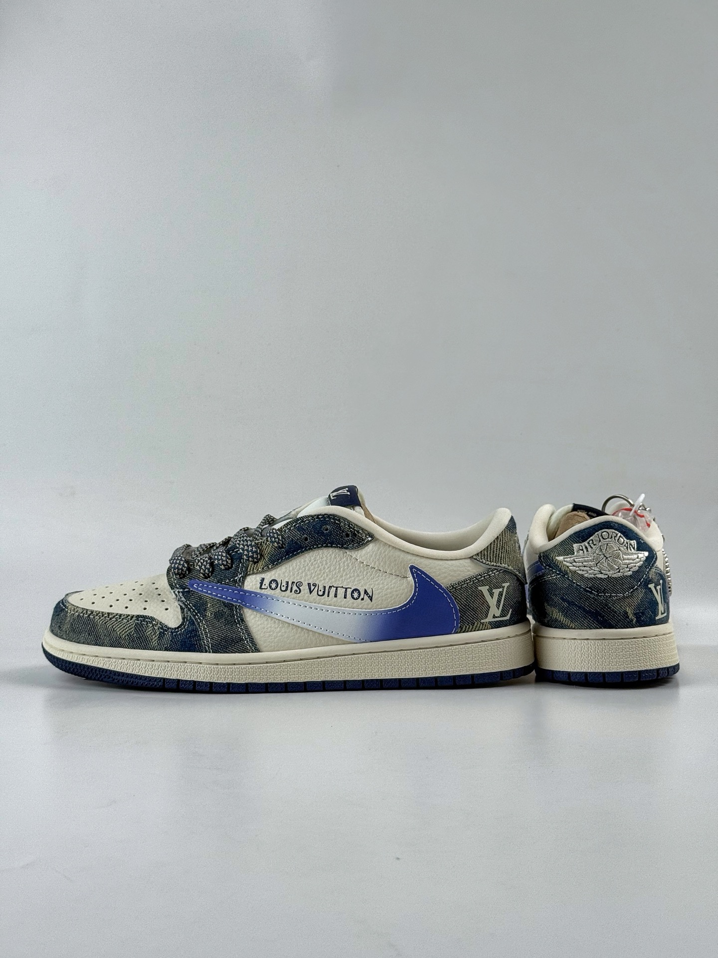 280 Travis Scott x Nike Air Jordan 1 Low x Louis Vuitton Air Jordan 1 Low 反转牛仔蓝白满天星倒钩 XQ1979-002-Chinese UA Cheap High Quatity Brand Clothes Bags handbags Sneakers wholesale wholesaler seller from China Factory suppliers Fashion Clothing Shoes best Quality Beautiful Price 280 Travis Scott x Nike Air Jordan 1 Low x Louis Vuitton Air Jordan 1 Low 反转牛仔蓝白满天星倒钩 XQ1979-002
