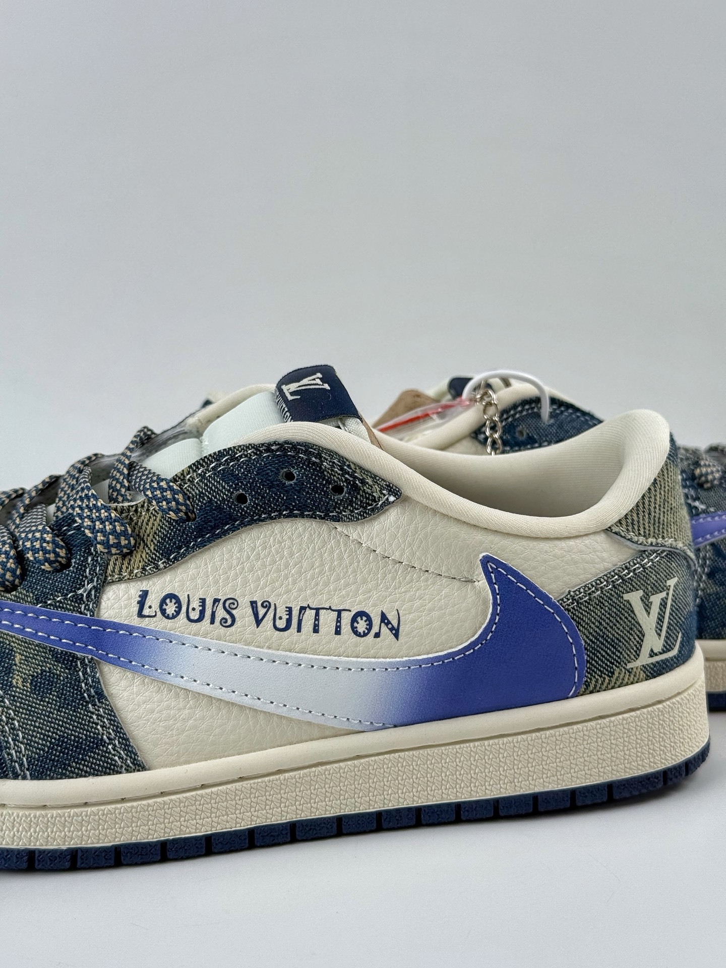 280 Travis Scott x Nike Air Jordan 1 Low x Louis Vuitton Air Jordan 1 Low 反转牛仔蓝白满天星倒钩 XQ1979-002-Chinese UA Cheap High Quatity Brand Clothes Bags handbags Sneakers wholesale wholesaler seller from China Factory suppliers Fashion Clothing Shoes best Quality Beautiful Price 280 Travis Scott x Nike Air Jordan 1 Low x Louis Vuitton Air Jordan 1 Low 反转牛仔蓝白满天星倒钩 XQ1979-002