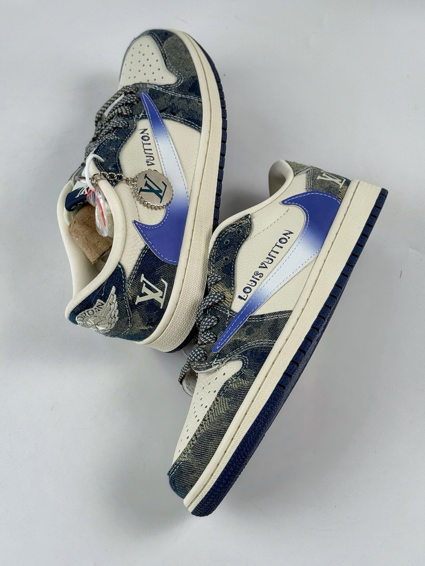 280 Travis Scott x Nike Air Jordan 1 Low x Louis Vuitton Air Jordan 1 Low 反转牛仔蓝白满天星倒钩 XQ1979-002-Chinese UA Cheap High Quatity Brand Clothes Bags handbags Sneakers wholesale wholesaler seller from China Factory suppliers Fashion Clothing Shoes best Quality Beautiful Price 280 Travis Scott x Nike Air Jordan 1 Low x Louis Vuitton Air Jordan 1 Low 反转牛仔蓝白满天星倒钩 XQ1979-002