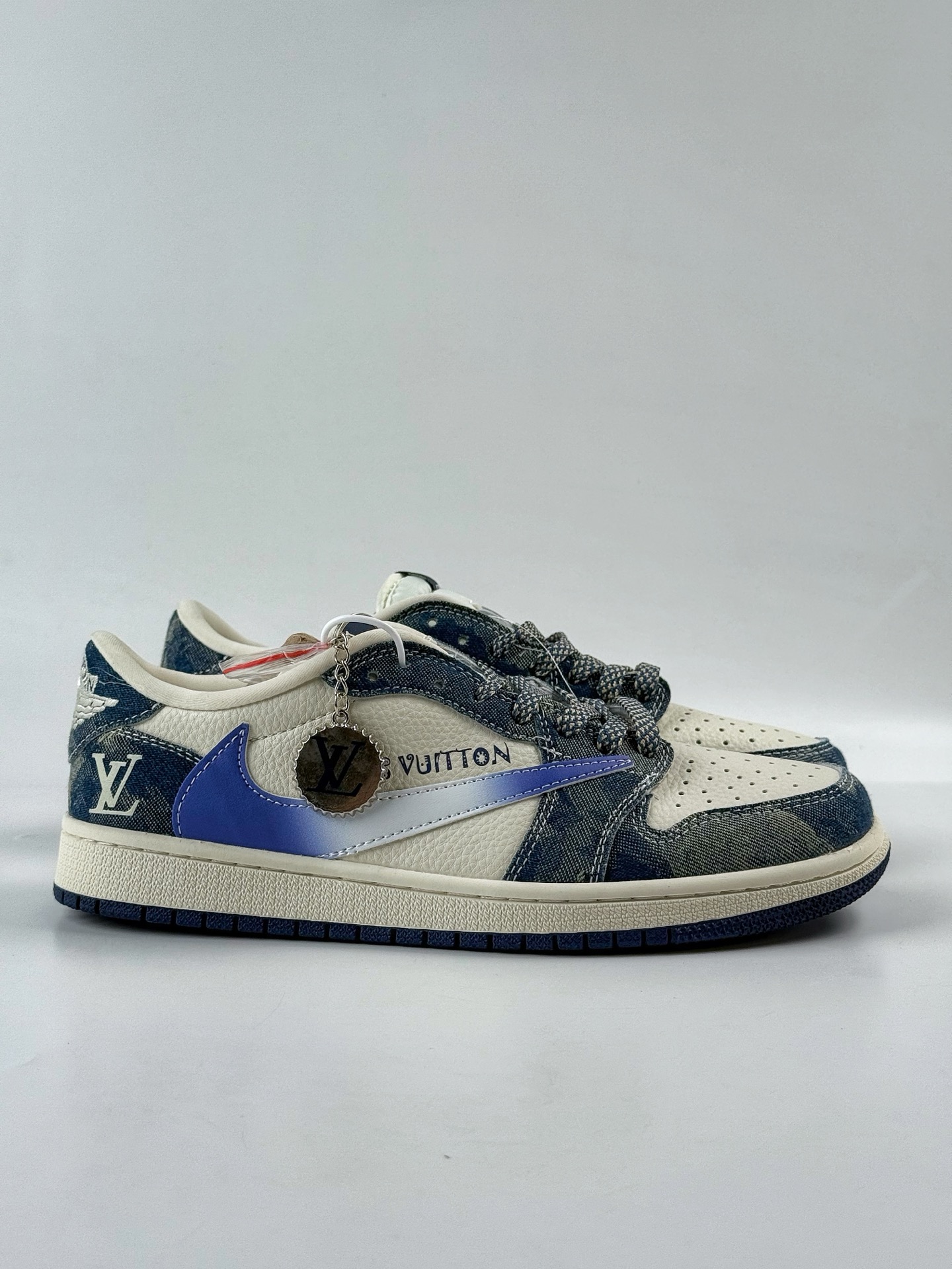 280 Travis Scott x Nike Air Jordan 1 Low x Louis Vuitton Air Jordan 1 Low 反转牛仔蓝白满天星倒钩 XQ1979-002-Chinese UA Cheap High Quatity Brand Clothes Bags handbags Sneakers wholesale wholesaler seller from China Factory suppliers Fashion Clothing Shoes best Quality Beautiful Price 280 Travis Scott x Nike Air Jordan 1 Low x Louis Vuitton Air Jordan 1 Low 反转牛仔蓝白满天星倒钩 XQ1979-002