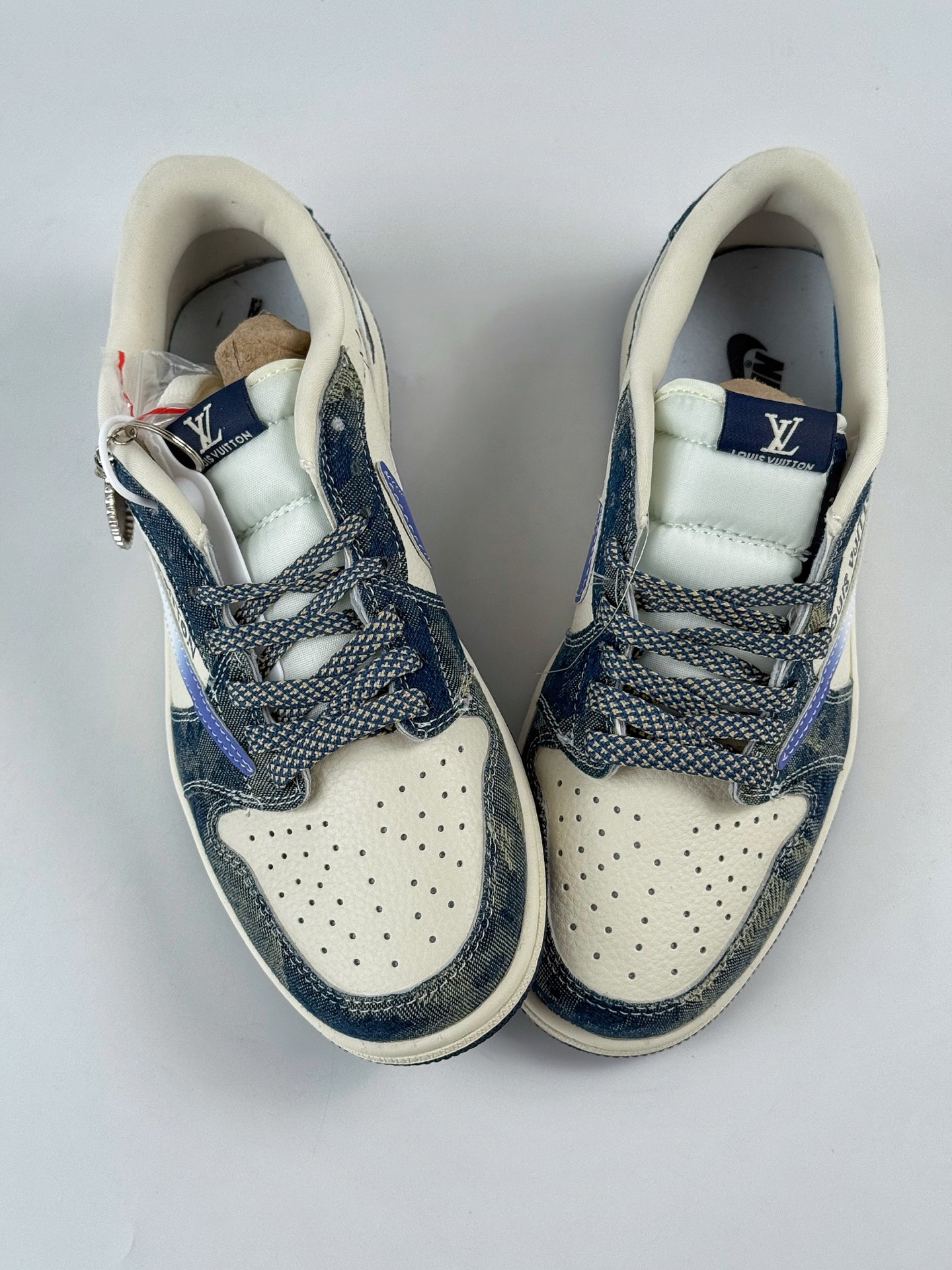280 Travis Scott x Nike Air Jordan 1 Low x Louis Vuitton Air Jordan 1 Low 反转牛仔蓝白满天星倒钩 XQ1979-002-Chinese UA Cheap High Quatity Brand Clothes Bags handbags Sneakers wholesale wholesaler seller from China Factory suppliers Fashion Clothing Shoes best Quality Beautiful Price 280 Travis Scott x Nike Air Jordan 1 Low x Louis Vuitton Air Jordan 1 Low 反转牛仔蓝白满天星倒钩 XQ1979-002