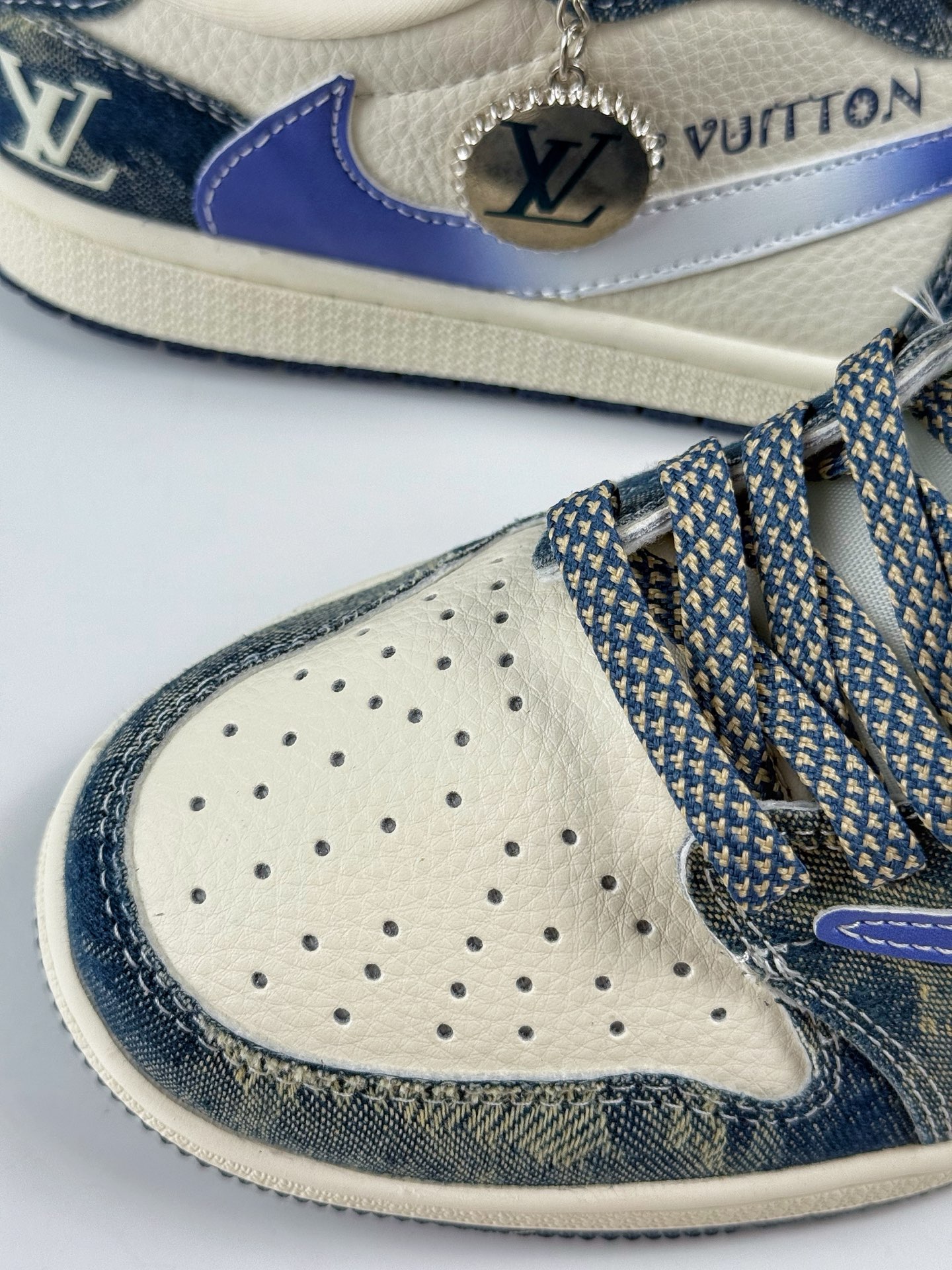 280 Travis Scott x Nike Air Jordan 1 Low x Louis Vuitton Air Jordan 1 Low 反转牛仔蓝白满天星倒钩 XQ1979-002-Chinese UA Cheap High Quatity Brand Clothes Bags handbags Sneakers wholesale wholesaler seller from China Factory suppliers Fashion Clothing Shoes best Quality Beautiful Price 280 Travis Scott x Nike Air Jordan 1 Low x Louis Vuitton Air Jordan 1 Low 反转牛仔蓝白满天星倒钩 XQ1979-002