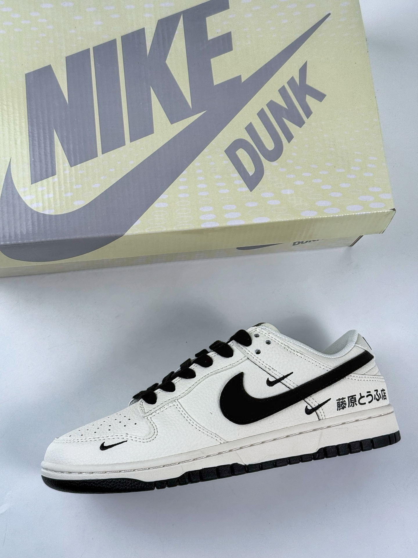 260 Nike SB Dunk Low 藤原豆腐店 白黑三小勾 XD1588-225-Chinese UA Cheap High Quatity Brand Clothes Bags handbags Sneakers wholesale wholesaler seller from China Factory suppliers Fashion Clothing Shoes best Quality Beautiful Price 260 Nike SB Dunk Low 藤原豆腐店 白黑三小勾 XD1588-225