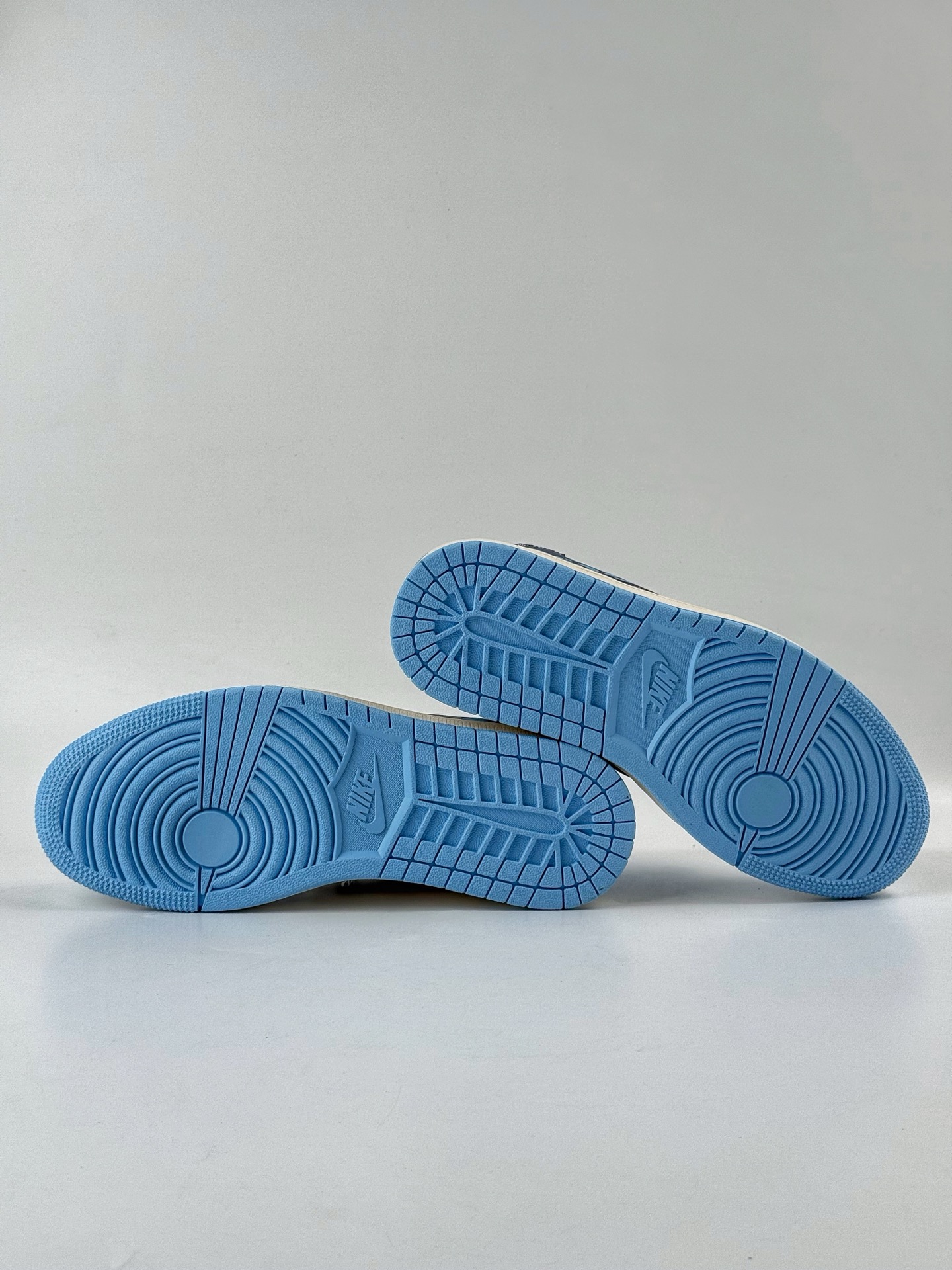 260 Travis Scott x Nike Air Jordan 1 Low x Stussy Air Jordan 1 Low 反转蓝白小勾倒钩 HS8068-038-Chinese UA Cheap High Quatity Brand Clothes Bags handbags Sneakers wholesale wholesaler seller from China Factory suppliers Fashion Clothing Shoes best Quality Beautiful Price 260 Travis Scott x Nike Air Jordan 1 Low x Stussy Air Jordan 1 Low 反转蓝白小勾倒钩 HS8068-038