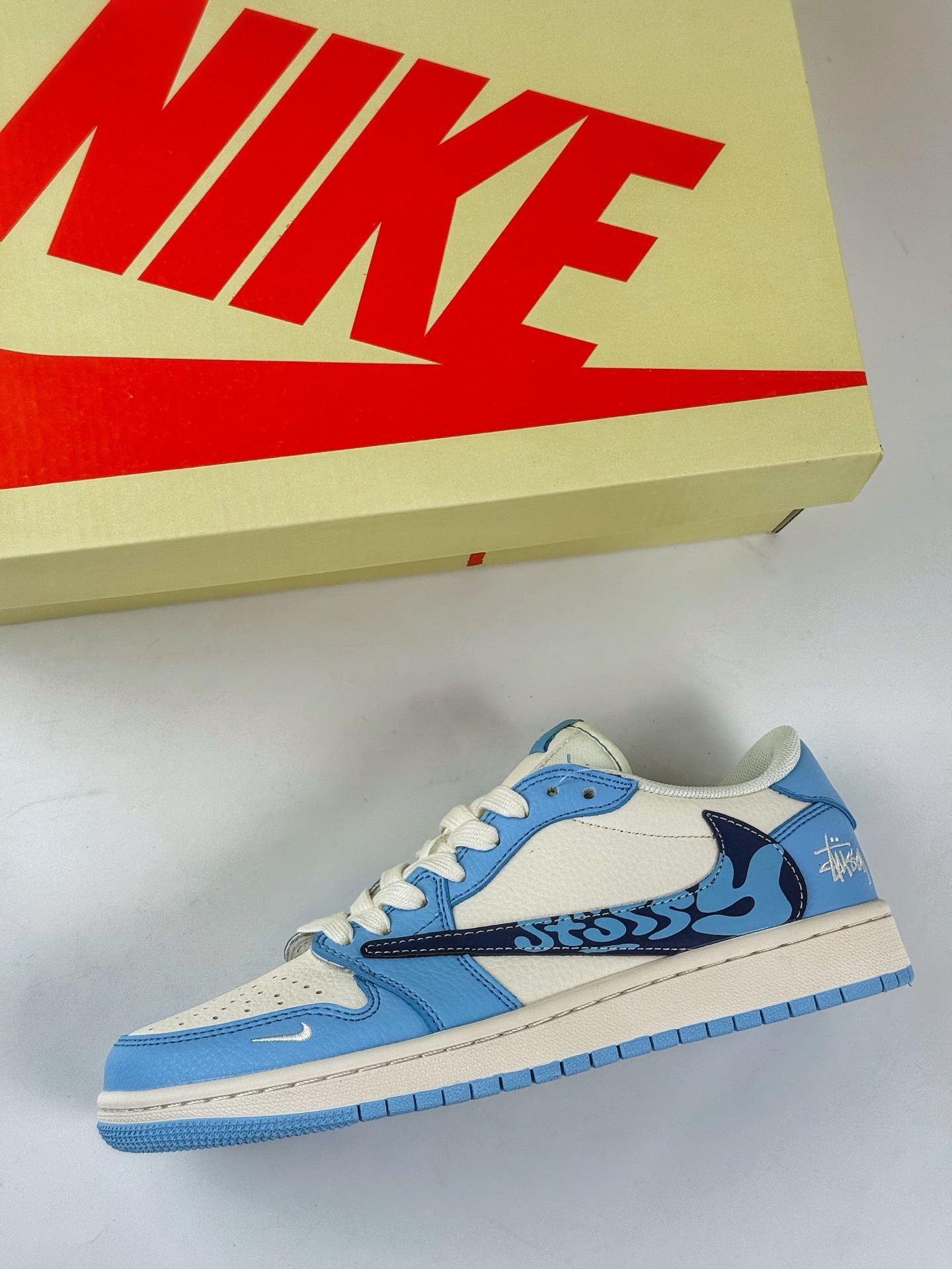260 Travis Scott x Nike Air Jordan 1 Low x Stussy Air Jordan 1 Low 反转蓝白小勾倒钩 HS8068-038-Chinese UA Cheap High Quatity Brand Clothes Bags handbags Sneakers wholesale wholesaler seller from China Factory suppliers Fashion Clothing Shoes best Quality Beautiful Price 260 Travis Scott x Nike Air Jordan 1 Low x Stussy Air Jordan 1 Low 反转蓝白小勾倒钩 HS8068-038