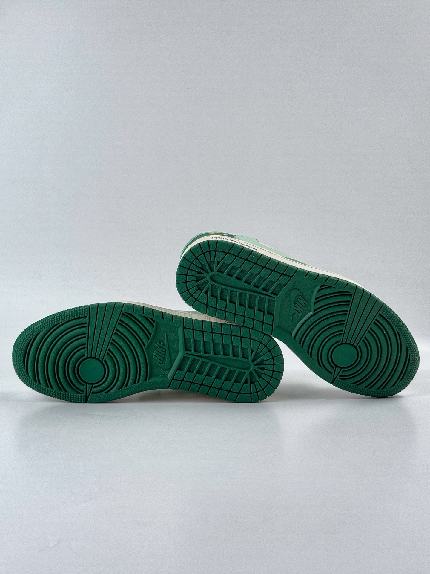 260 Travis Scott x Nike Air Jordan 1 Low x Louis Vuitton Air Jordan 1 Low 反转薄荷绿白小勾满天星倒钩 HS8068-039-Chinese UA Cheap High Quatity Brand Clothes Bags handbags Sneakers wholesale wholesaler seller from China Factory suppliers Fashion Clothing Shoes best Quality Beautiful Price 260 Travis Scott x Nike Air Jordan 1 Low x Louis Vuitton Air Jordan 1 Low 反转薄荷绿白小勾满天星倒钩 HS8068-039