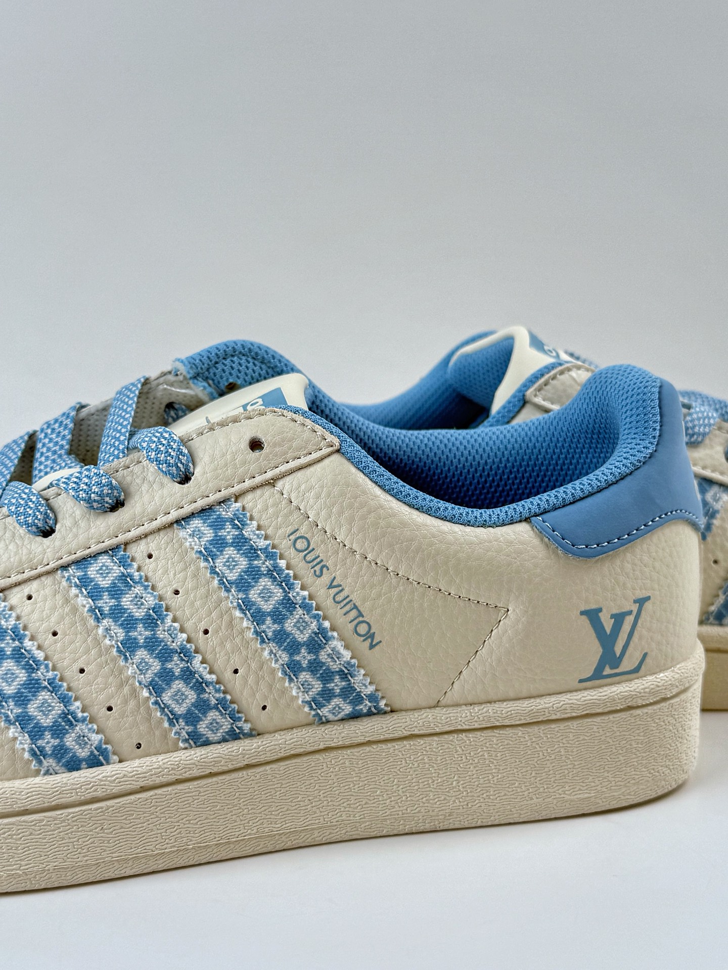 220 AD Originals Superstar x Louis Vuitton 白蓝满天星 AD8014CC-Chinese UA Cheap High Quatity Brand Clothes Bags handbags Sneakers wholesale wholesaler seller from China Factory suppliers Fashion Clothing Shoes best Quality Beautiful Price 220 AD Originals Superstar x Louis Vuitton 白蓝满天星 AD8014CC