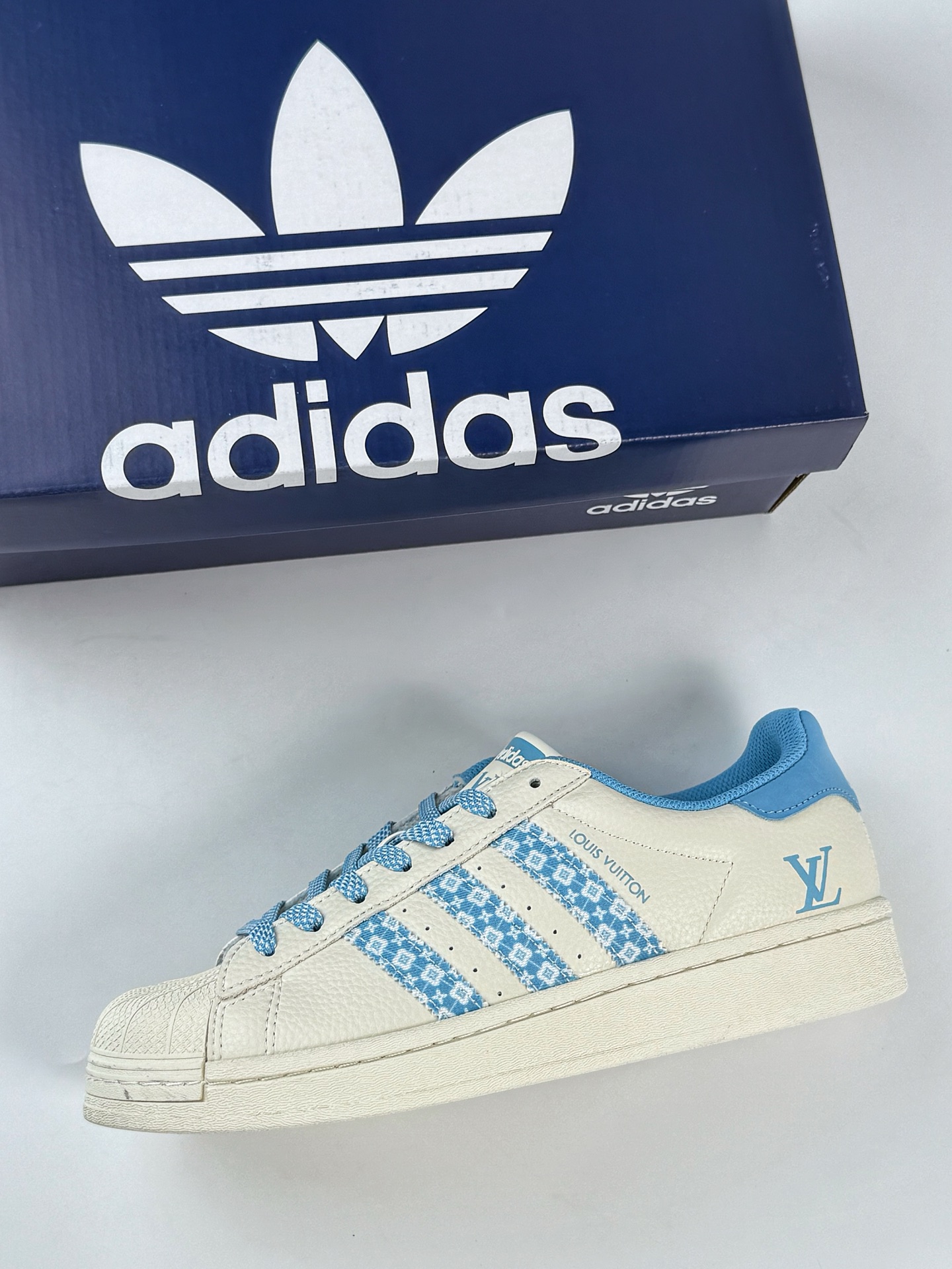 220 AD Originals Superstar x Louis Vuitton 白蓝满天星 AD8014CC-Chinese UA Cheap High Quatity Brand Clothes Bags handbags Sneakers wholesale wholesaler seller from China Factory suppliers Fashion Clothing Shoes best Quality Beautiful Price 220 AD Originals Superstar x Louis Vuitton 白蓝满天星 AD8014CC