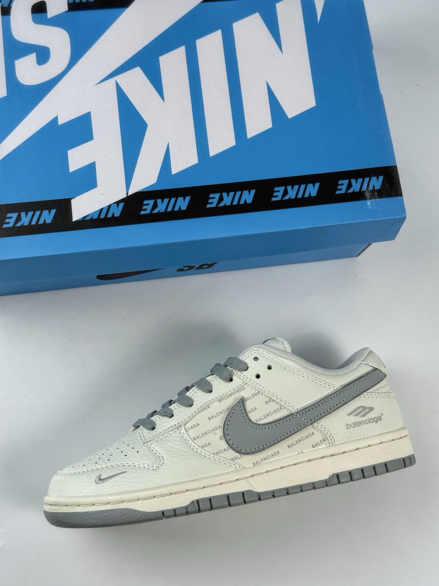 260 Nike SB Dunk Low x Balenciaga 白灰小钩 FX1588-312-Chinese UA Cheap High Quatity Brand Clothes Bags handbags Sneakers wholesale wholesaler seller from China Factory suppliers Fashion Clothing Shoes best Quality Beautiful Price 260 Nike SB Dunk Low x Balenciaga 白灰小钩 FX1588-312