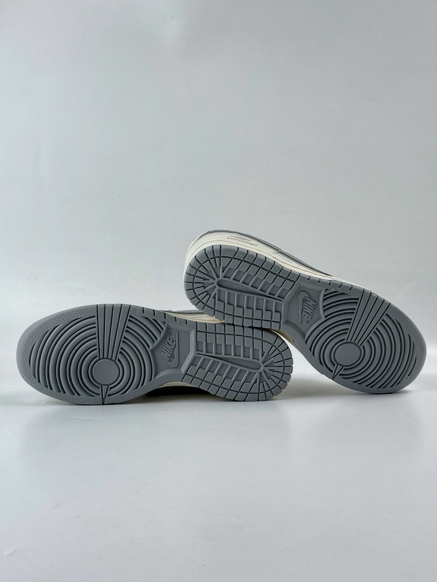 260 Nike SB Dunk Low x Balenciaga 白灰小钩 FX1588-312-Chinese UA Cheap High Quatity Brand Clothes Bags handbags Sneakers wholesale wholesaler seller from China Factory suppliers Fashion Clothing Shoes best Quality Beautiful Price 260 Nike SB Dunk Low x Balenciaga 白灰小钩 FX1588-312