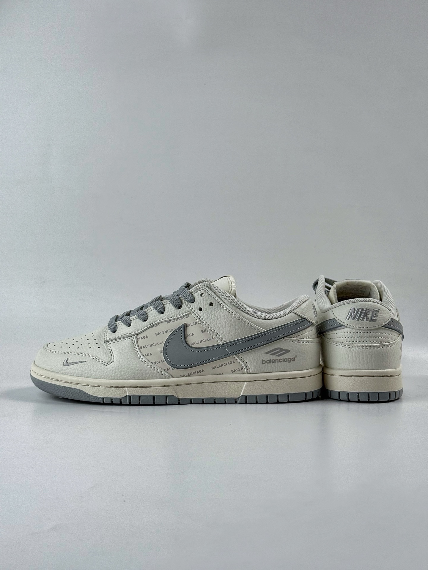 260 Nike SB Dunk Low x Balenciaga 白灰小钩 FX1588-312-Chinese UA Cheap High Quatity Brand Clothes Bags handbags Sneakers wholesale wholesaler seller from China Factory suppliers Fashion Clothing Shoes best Quality Beautiful Price 260 Nike SB Dunk Low x Balenciaga 白灰小钩 FX1588-312