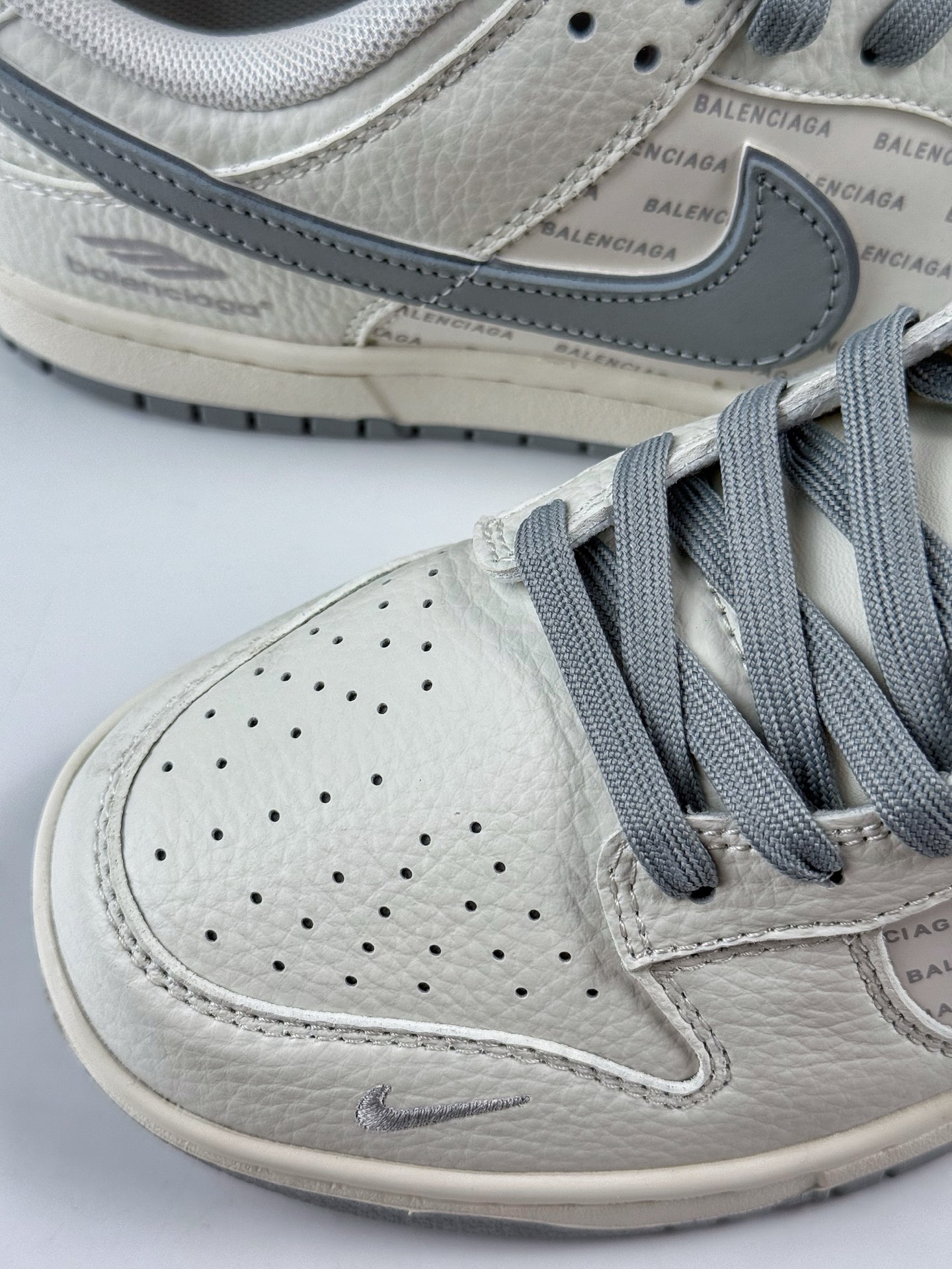 260 Nike SB Dunk Low x Balenciaga 白灰小钩 FX1588-312-Chinese UA Cheap High Quatity Brand Clothes Bags handbags Sneakers wholesale wholesaler seller from China Factory suppliers Fashion Clothing Shoes best Quality Beautiful Price 260 Nike SB Dunk Low x Balenciaga 白灰小钩 FX1588-312
