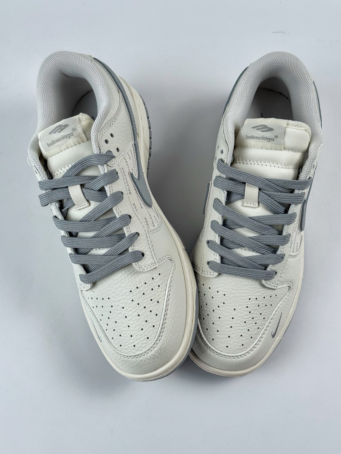 260 Nike SB Dunk Low x Balenciaga 白灰小钩 FX1588-312-Chinese UA Cheap High Quatity Brand Clothes Bags handbags Sneakers wholesale wholesaler seller from China Factory suppliers Fashion Clothing Shoes best Quality Beautiful Price 260 Nike SB Dunk Low x Balenciaga 白灰小钩 FX1588-312