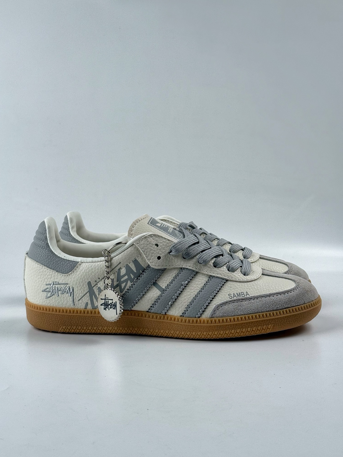200 adidas originals Samba OG x Stussy 灰白 桑巴舞系列复古经典轻便板鞋 XR0013-Chinese UA Cheap High Quatity Brand Clothes Bags handbags Sneakers wholesale wholesaler seller from China Factory suppliers Fashion Clothing Shoes best Quality Beautiful Price 200 adidas originals Samba OG x Stussy 灰白 桑巴舞系列复古经典轻便板鞋 XR0013